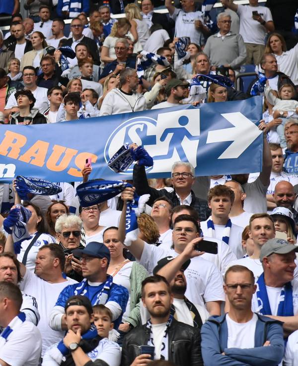 Transparent der Schalker Fans gegen Matthias Tillmann und Axel Hefer.