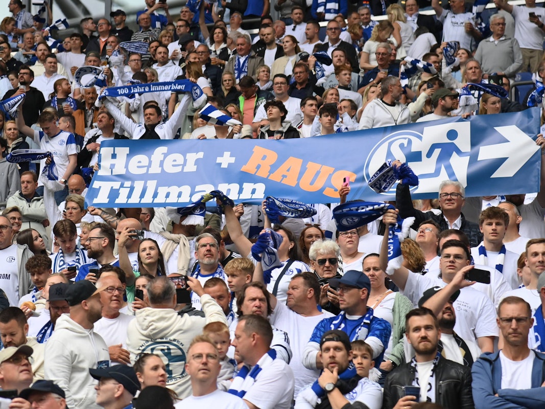 Transparent der Schalker Fans gegen Matthias Tillmann und Axel Hefer.
