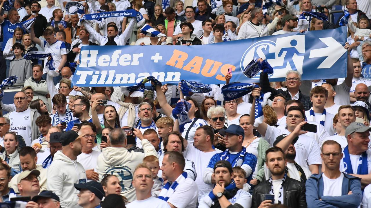 Transparent der Schalker Fans gegen Matthias Tillmann und Axel Hefer.