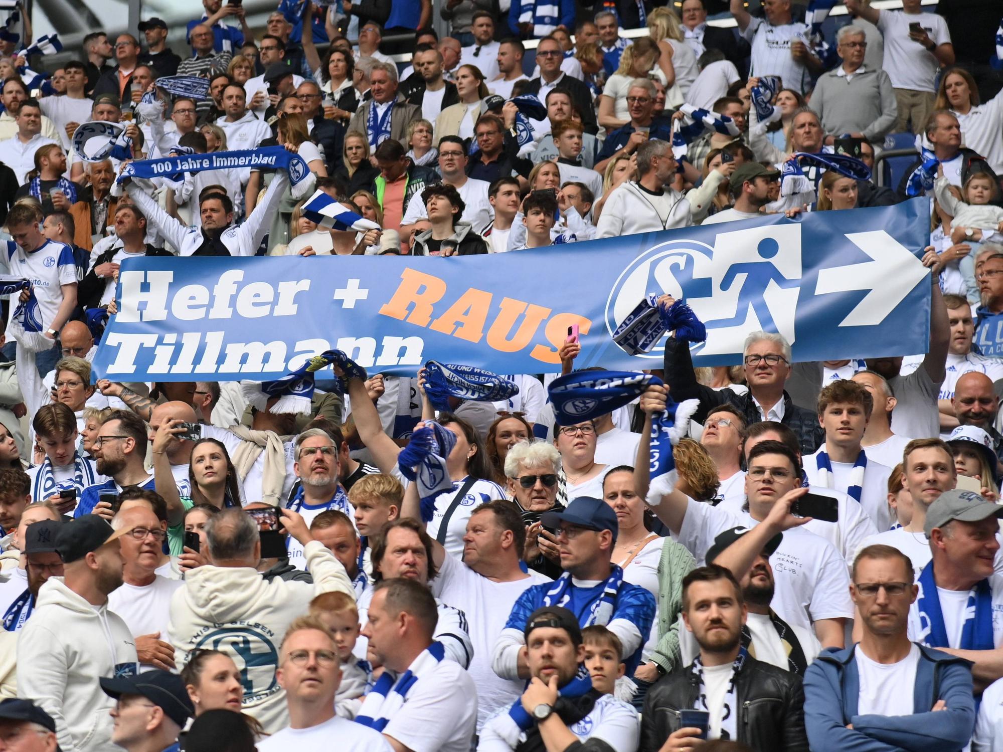 Transparent der Schalker Fans gegen Matthias Tillmann und Axel Hefer.