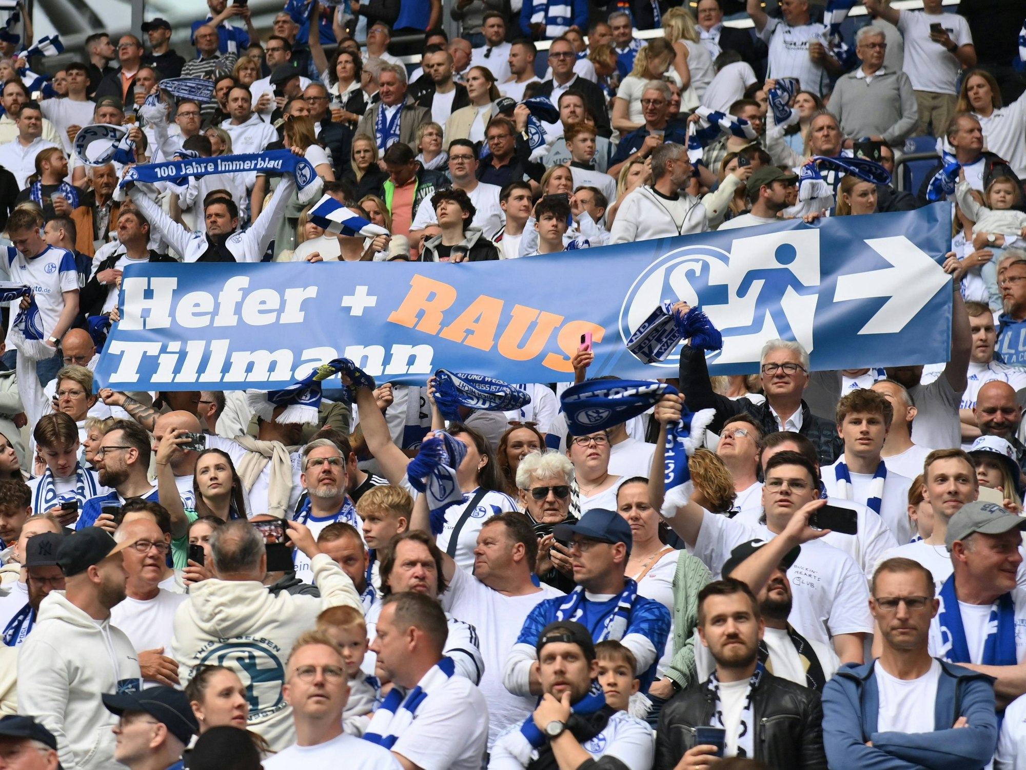 Transparent der Schalker Fans gegen Matthias Tillmann und Axel Hefer.