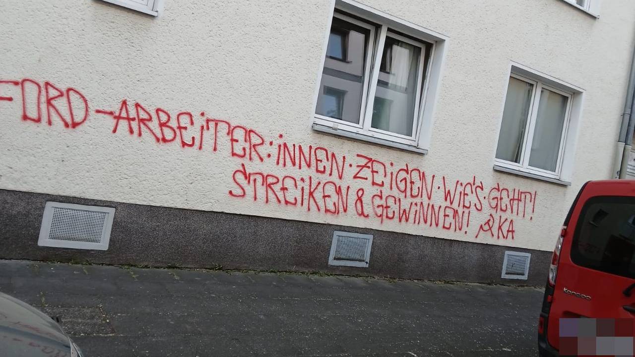 Eine Ford-Botschaft steht an einer Hauswand in Köln-Humboldt-Gremberg.