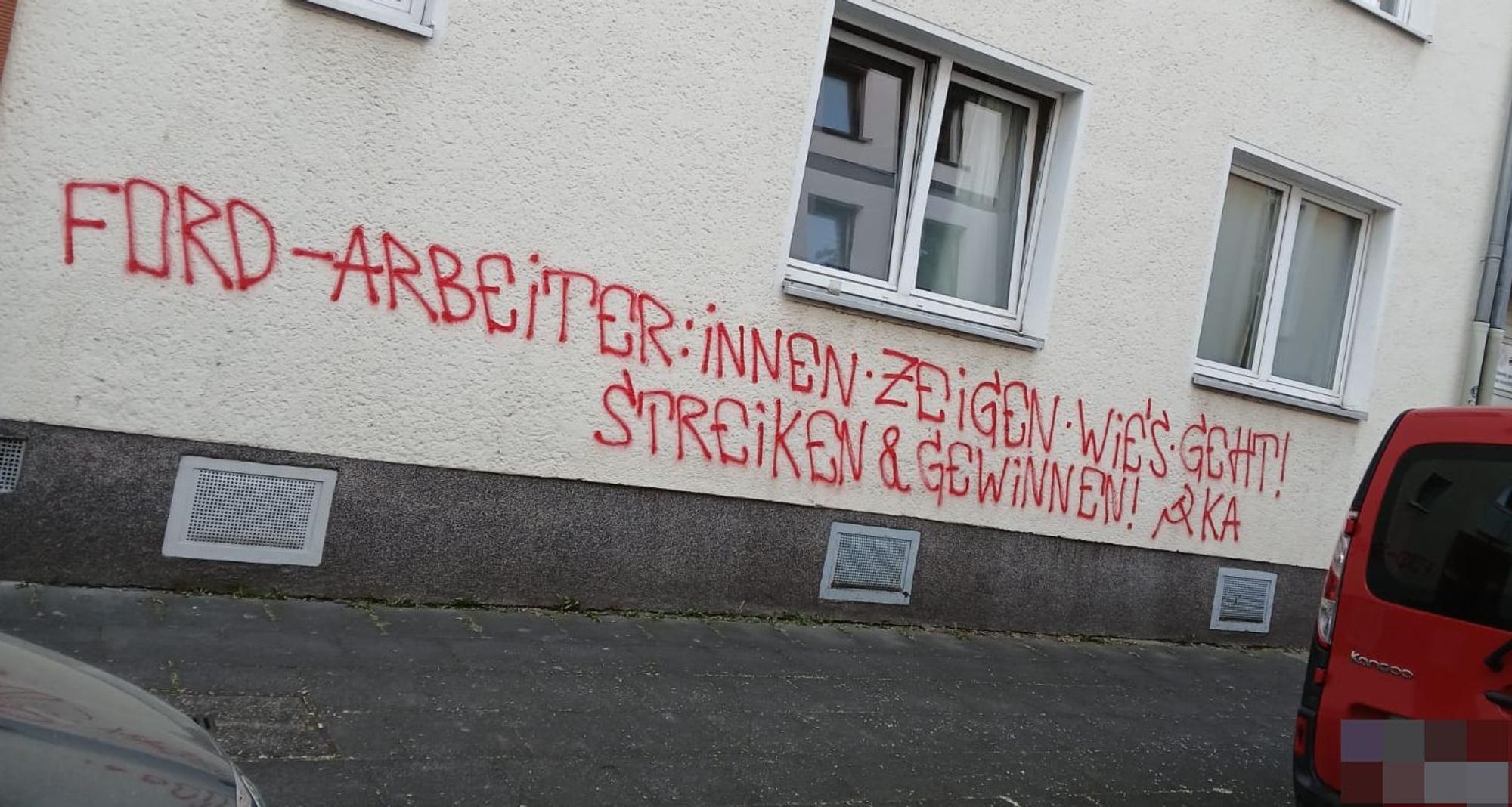 Eine Ford-Botschaft steht an einer Hauswand in Köln-Humboldt-Gremberg.