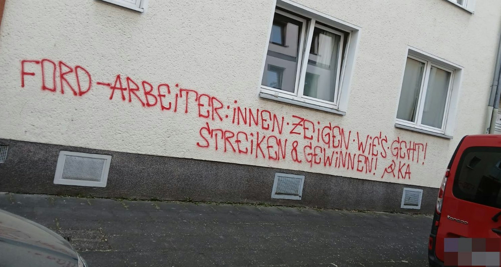Eine Ford-Botschaft steht an einer Hauswand in Köln-Humboldt-Gremberg.