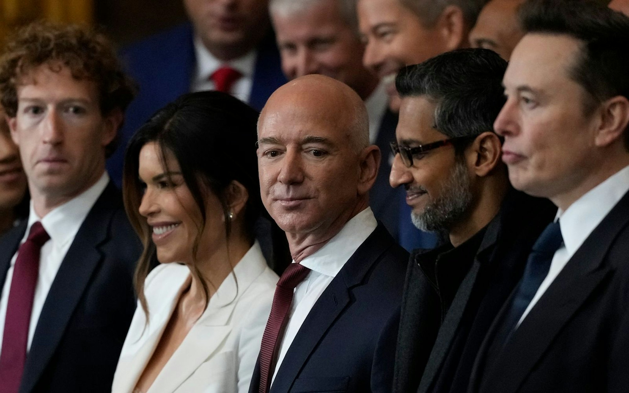 US-Tech-Größen wie Mark Zuckerberg (links), Jeff Bezos (Mitte) und Elon Musk (rechts) suchen die Nähe zu US-Präsident Trump. (Bild: Getty Images/Julia Demaree)