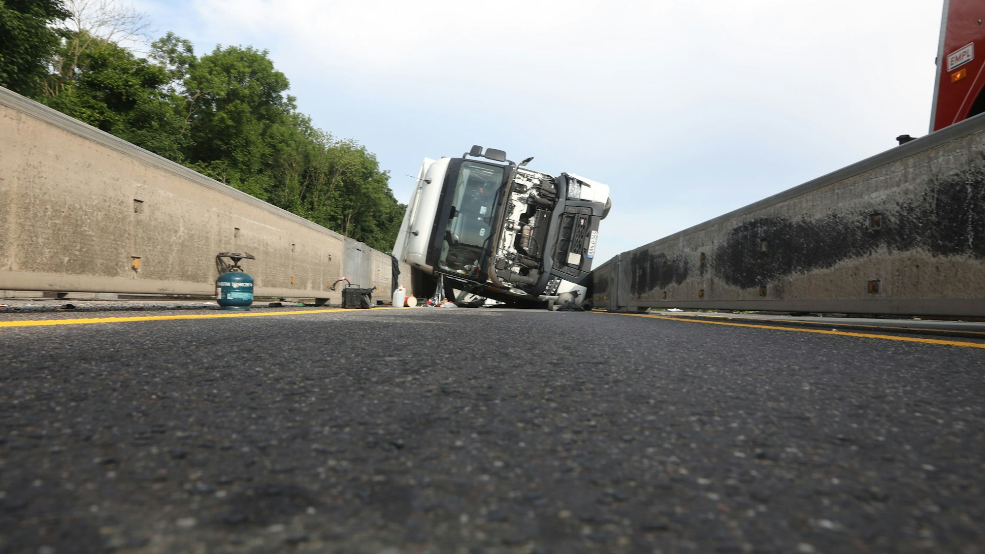 Der umgekippte Lkw blockierte am 21. Mai 2025 die Kölner A4.