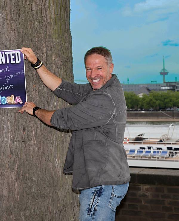 Jens Streifling und Patrick Lück von den Höhnern mit Gisela-Plakat.