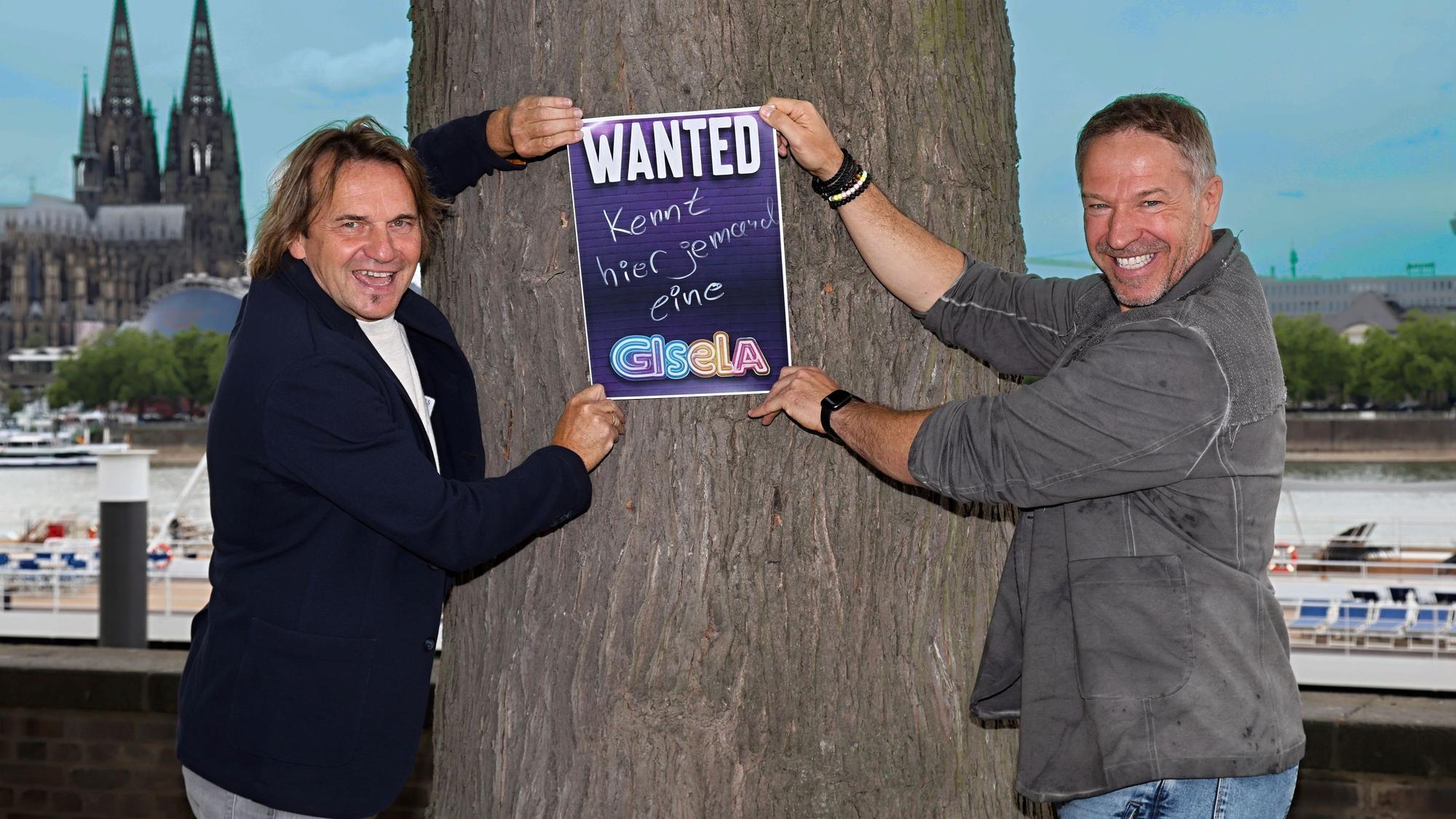 Jens Streifling und Patrick Lück von den Höhnern mit Gisela-Plakat.