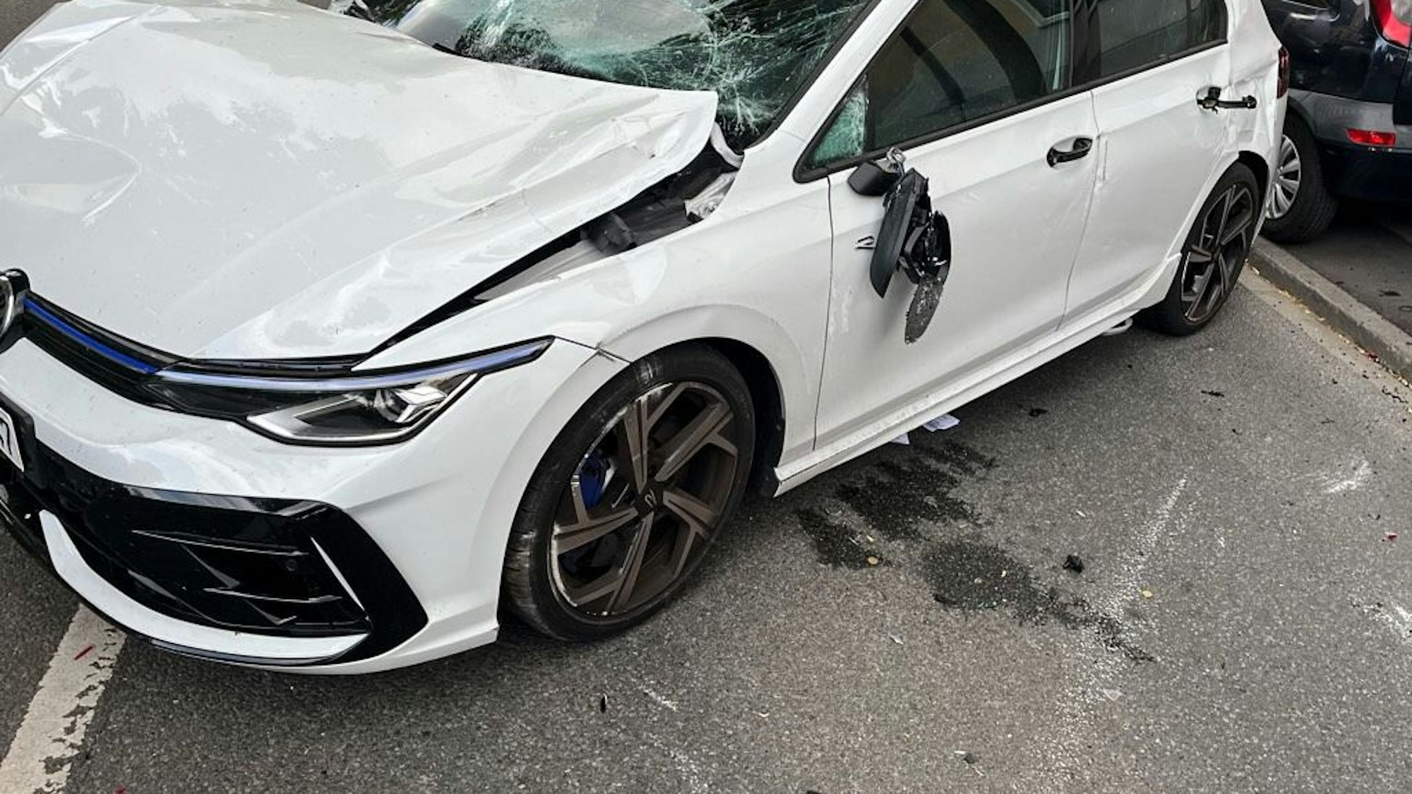 Unfall in Bochum-Gerthe: Ein 22-jähriger Autofahrer kam von der Fahrbahn ab, schob geparkte Fahrzeuge gegen eine Mauer und überschlug sich. Beide Insassen wurden verletzt und mussten ins Krankenhaus.