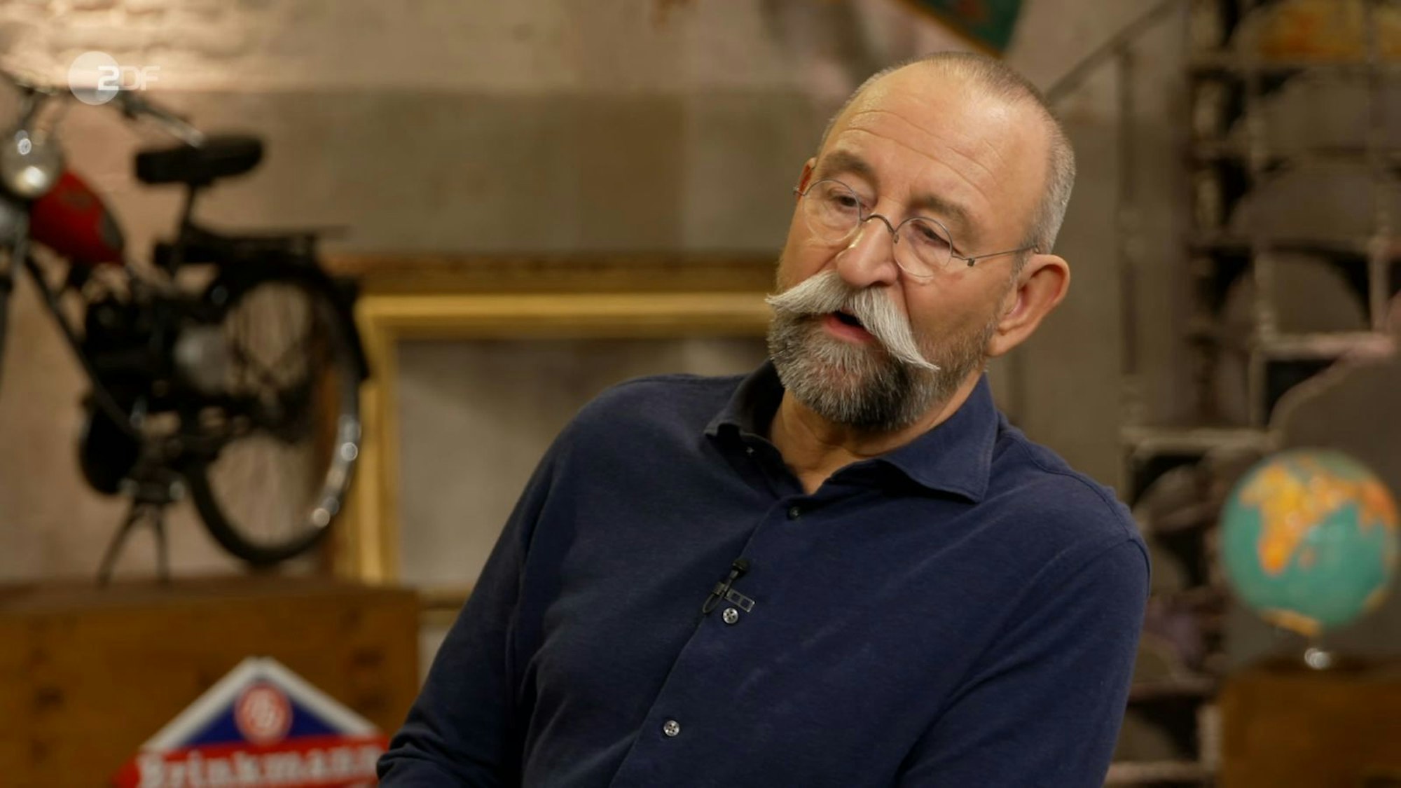 Horst Lichter glaubte, sich in dem mitgebrachten Kunstwerk wiederzuerkennen. „Das ist ein Porträt von mir“, log er augenzwinkernd. „Ein kleines Teufelchen, das habe ich selber machen lassen“, behauptete der Moderator in der neusten „Bares für Rares“-Ausgabe. Colmar Schulte-Goltz tat erst mal so, als glaube er dem Kollegen ... (Bild: ZDF)