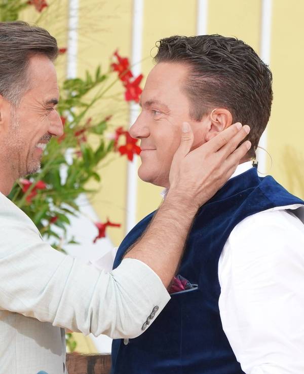 Florian Silbereisen herzt Stefan Mross.