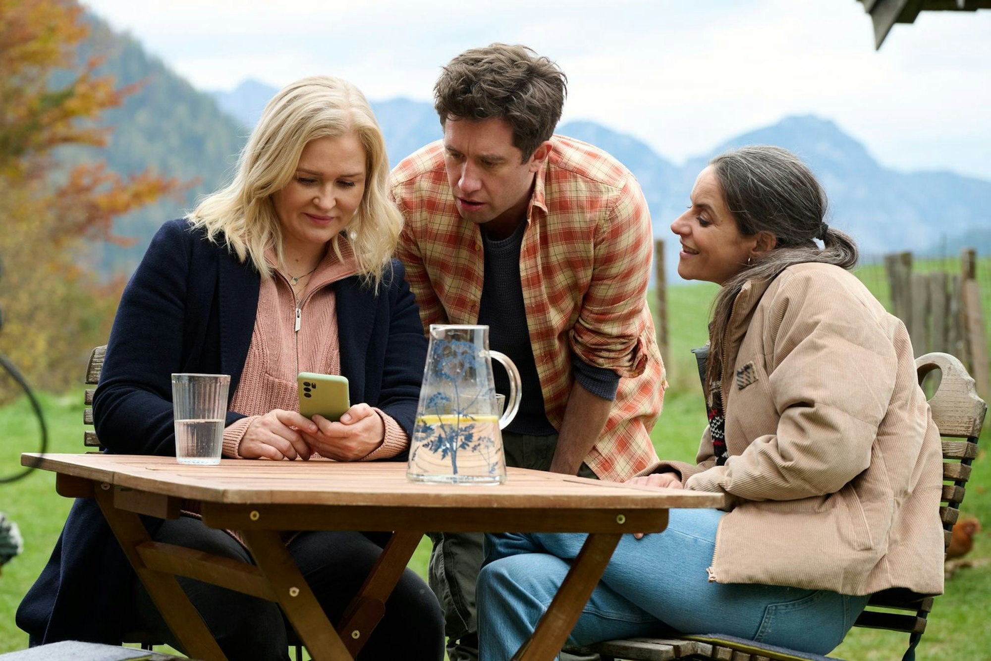 Lena Lorenz (Judith Hoersch, links) zeigt Schorschi Striebel (Sebastian Edtbauer) und Julia Obermeier (Liane Forestieri) ihr erstes Online-Video. (Bild: ZDF/WEHNER_WALTER)
