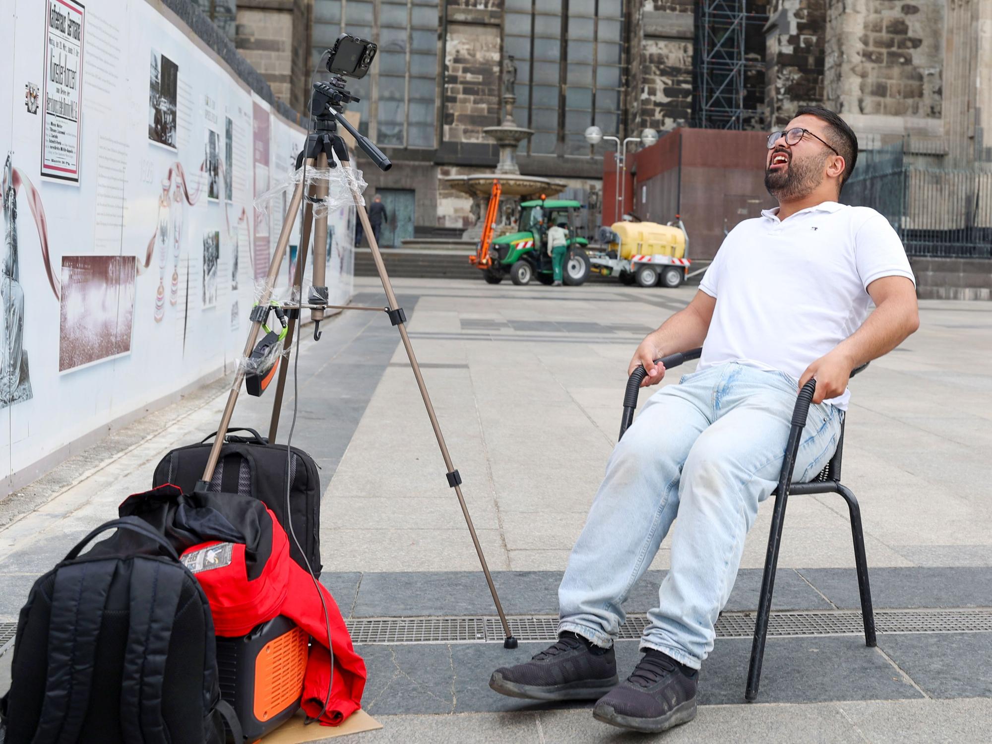 Ende eines schrägen Weltrekordversuchs am Kölner Dom. Zabur Asadi, auf Online-Plattformen „Rubaz“, stand 39 Stunden still.