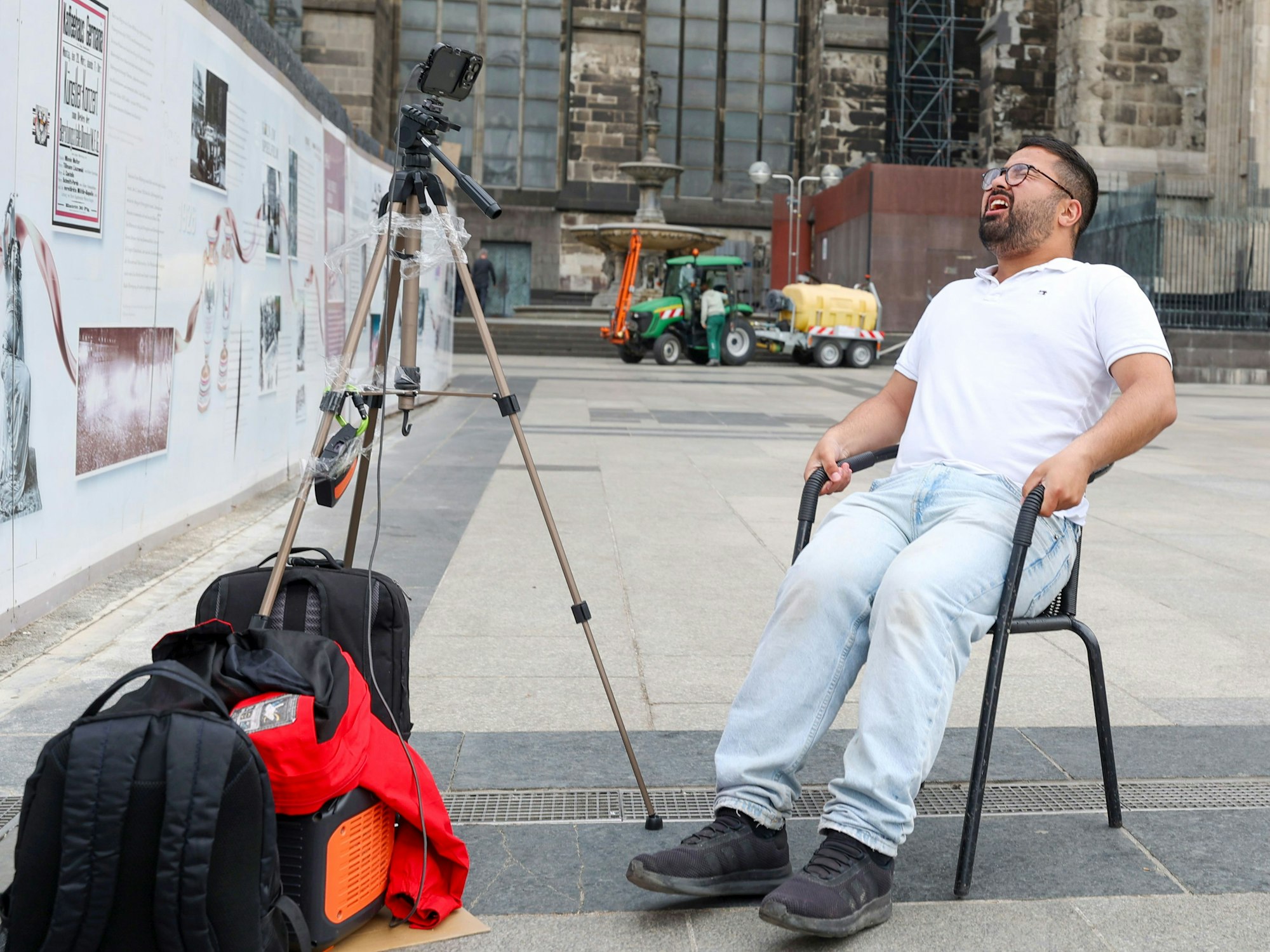 Ende eines schrägen Weltrekordversuchs am Kölner Dom. Zabur Asadi, auf Online-Plattformen „Rubaz“, stand 39 Stunden still.