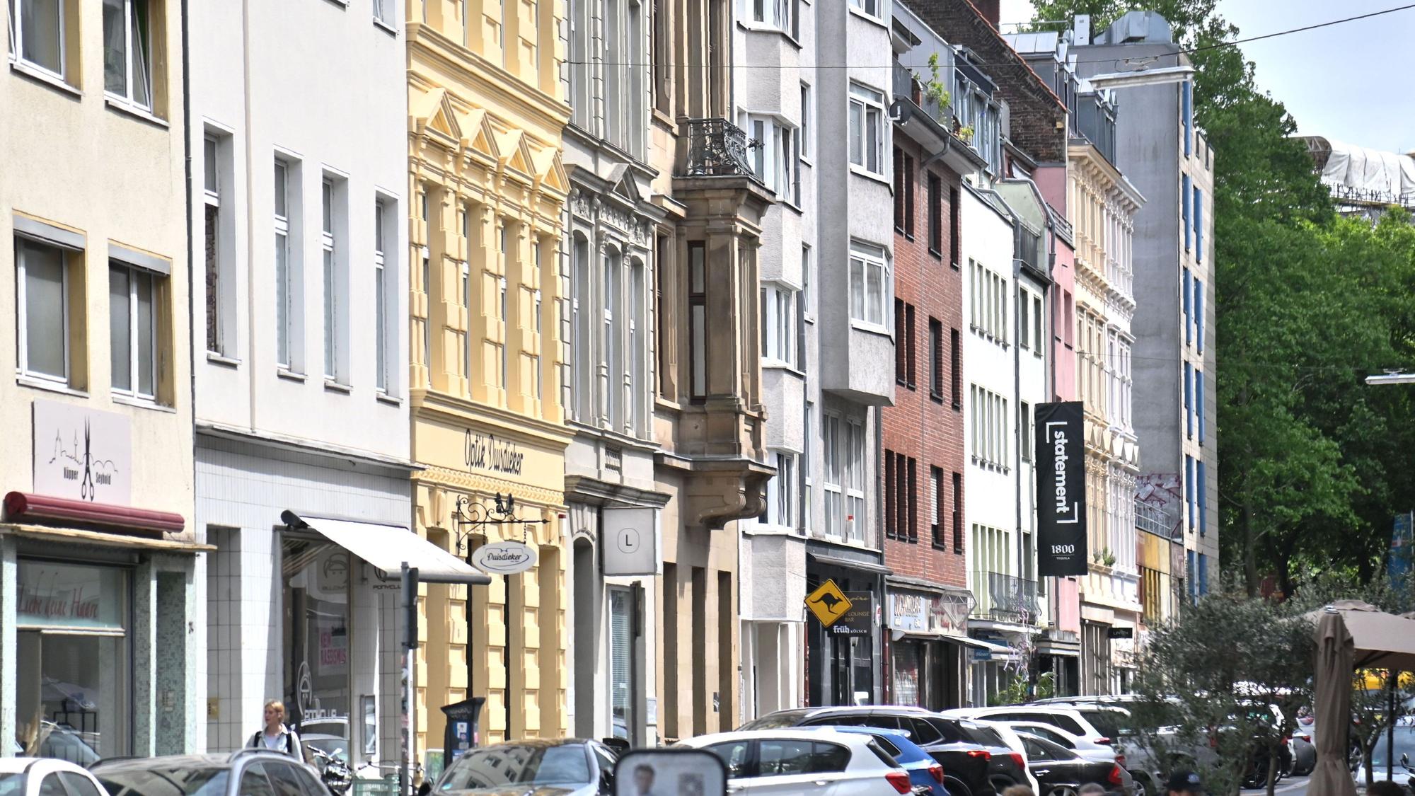 In einer Häuserreihe stehen auch mehrere schöne Altbauten mit Erkern und Stuckfassade.