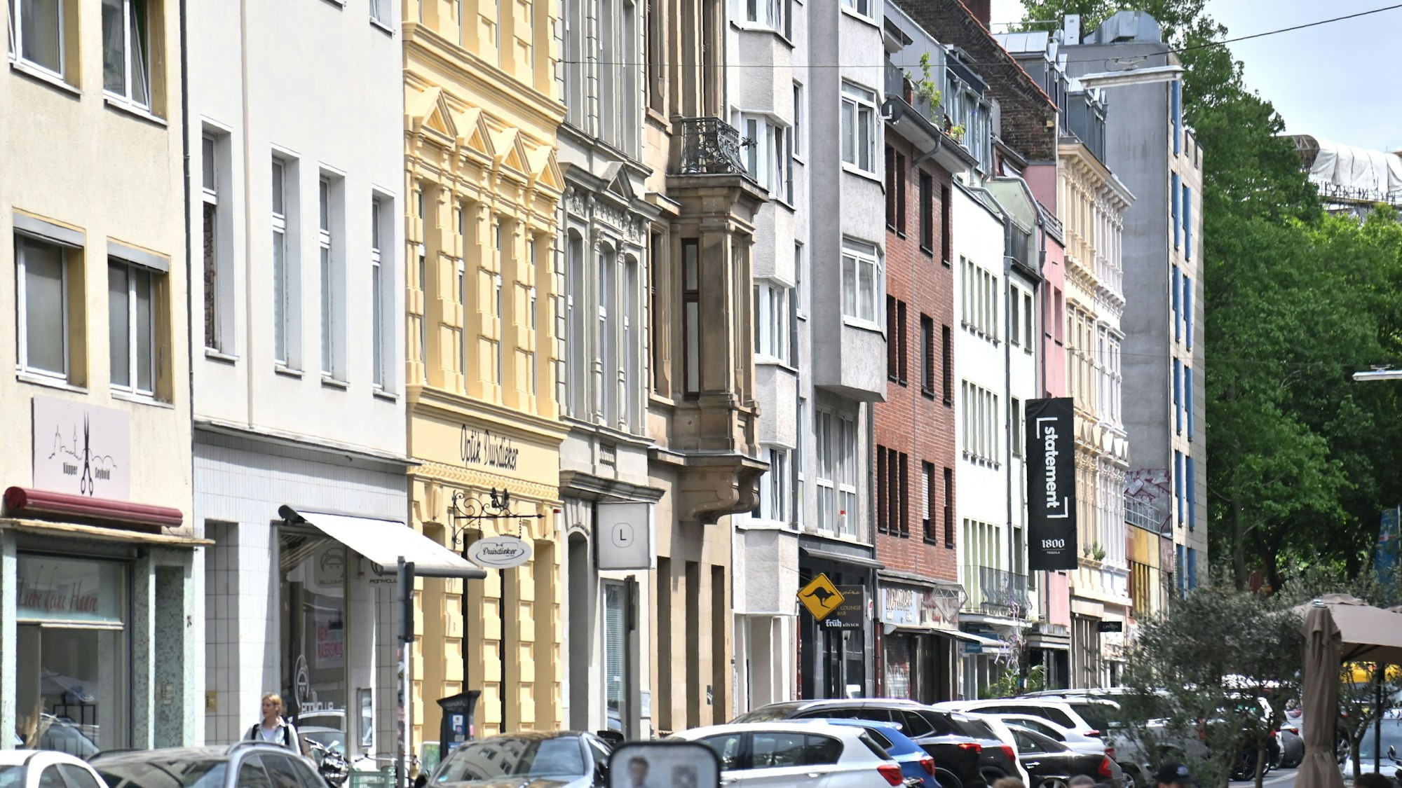 In einer Häuserreihe stehen auch mehrere schöne Altbauten mit Erkern und Stuckfassade.