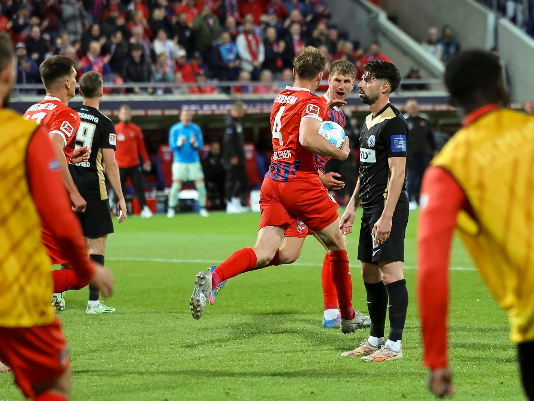 Die Heidenheimer bejubeln das Tor zum 2:2.