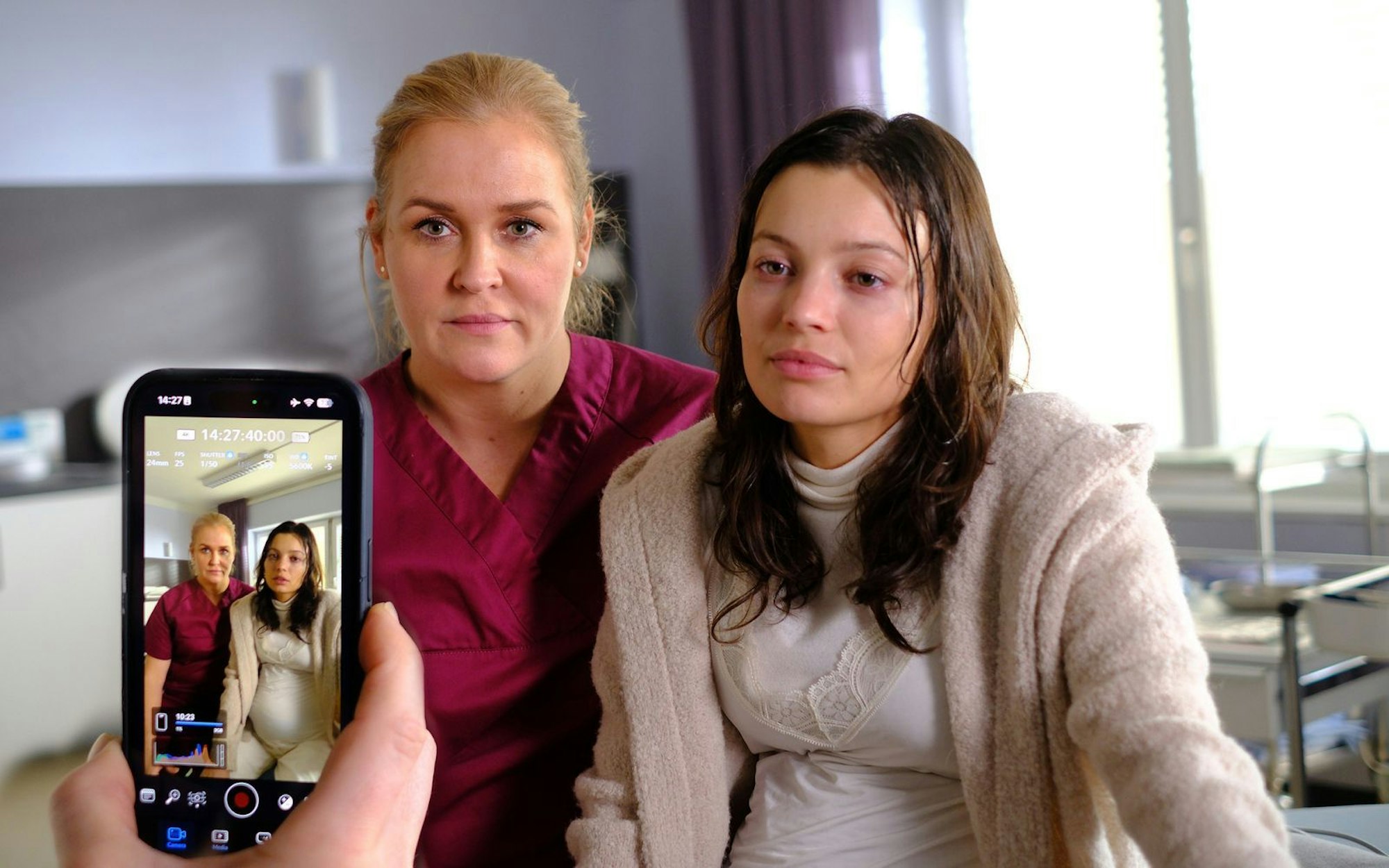 Mit einem gemeinsamen Video versuchen Lena Lorenz (Judith Hoersch, links) und Nadja Brettschneider (Vivien König) eine Followerin zu finden, die womöglich in Lebensgefahr schwebt. (Bild: ZDF/Jacqueline Krause-Burberg)