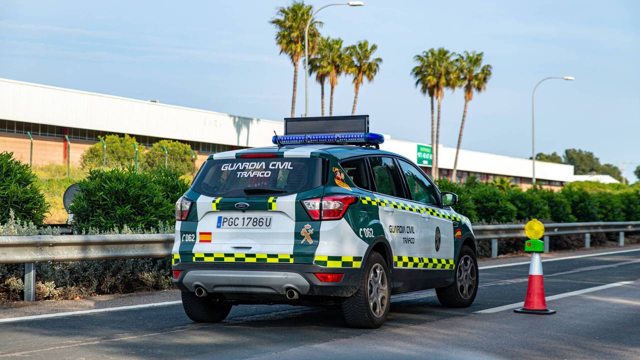 Ein Fahrzeug der Guardia Civil ist auf Mallorca unterwegs.
