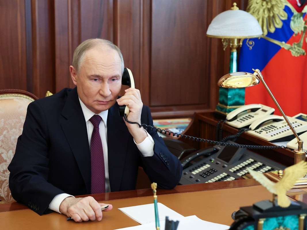Auf diesem von der staatlichen russischen Nachrichtenagentur Sputnik via AP veröffentlichten Foto spricht der russische Präsident Wladimir Putin am 22. Mai mit dem Leiter des Belowskij-Bezirks der Region Kursk.