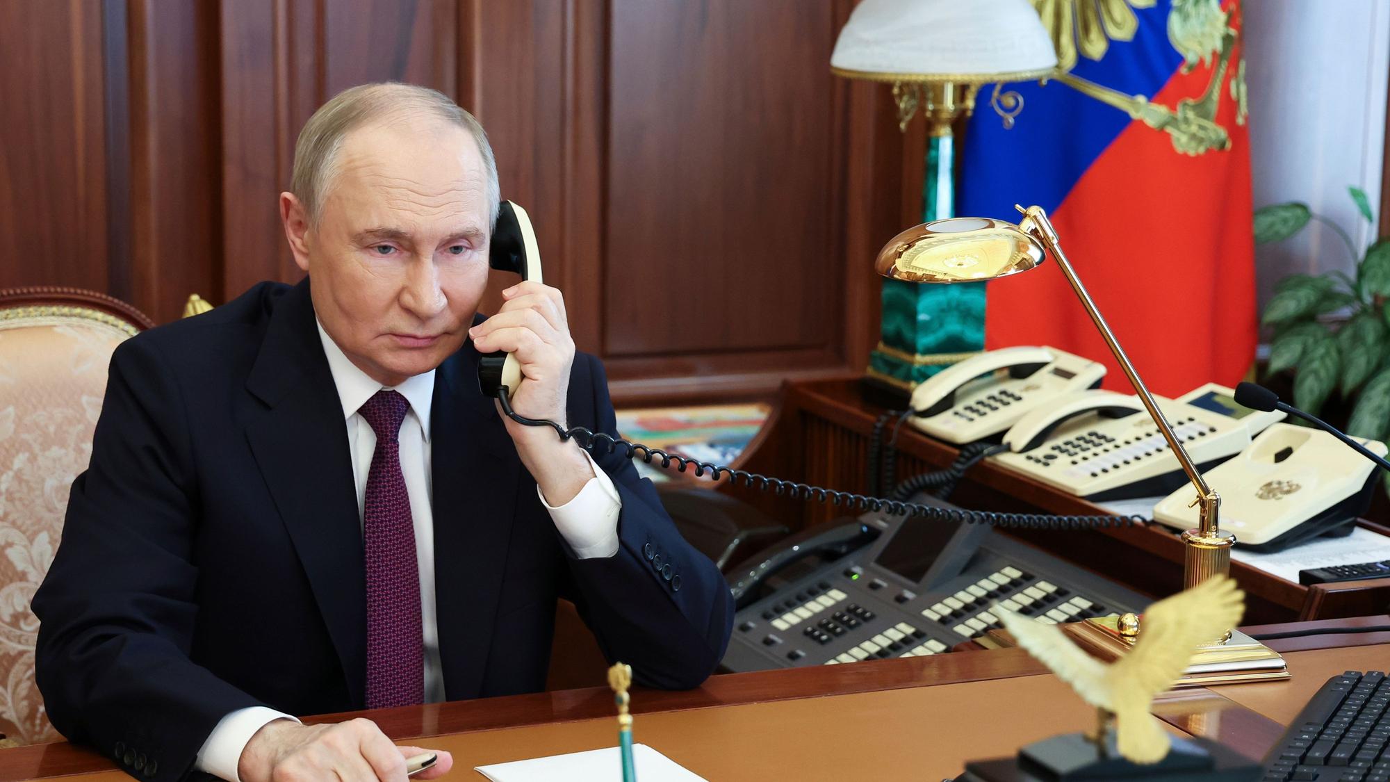 Auf diesem von der staatlichen russischen Nachrichtenagentur Sputnik via AP veröffentlichten Foto spricht der russische Präsident Wladimir Putin am 22. Mai mit dem Leiter des Belowskij-Bezirks der Region Kursk.