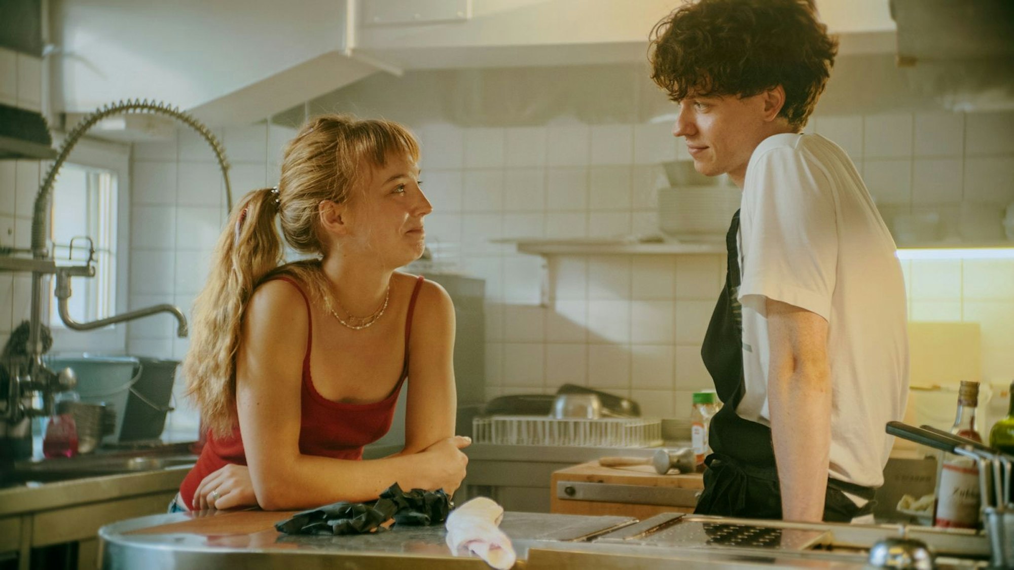 Eigentlich hatte Carlo Brenner (Jeremias Meyer) geplant, nach dem Abi gemeinsam mit seinem Schwarm Pia Schneider (Mina-Giselle Rüffer) nach Australien zu reisen. Doch nun verbringt er den Sommer im Schwabenland. Hat er trotzdem eine Chance, Pia näherzukommen? (Bild: ZDF/ Conrad Lobst)
