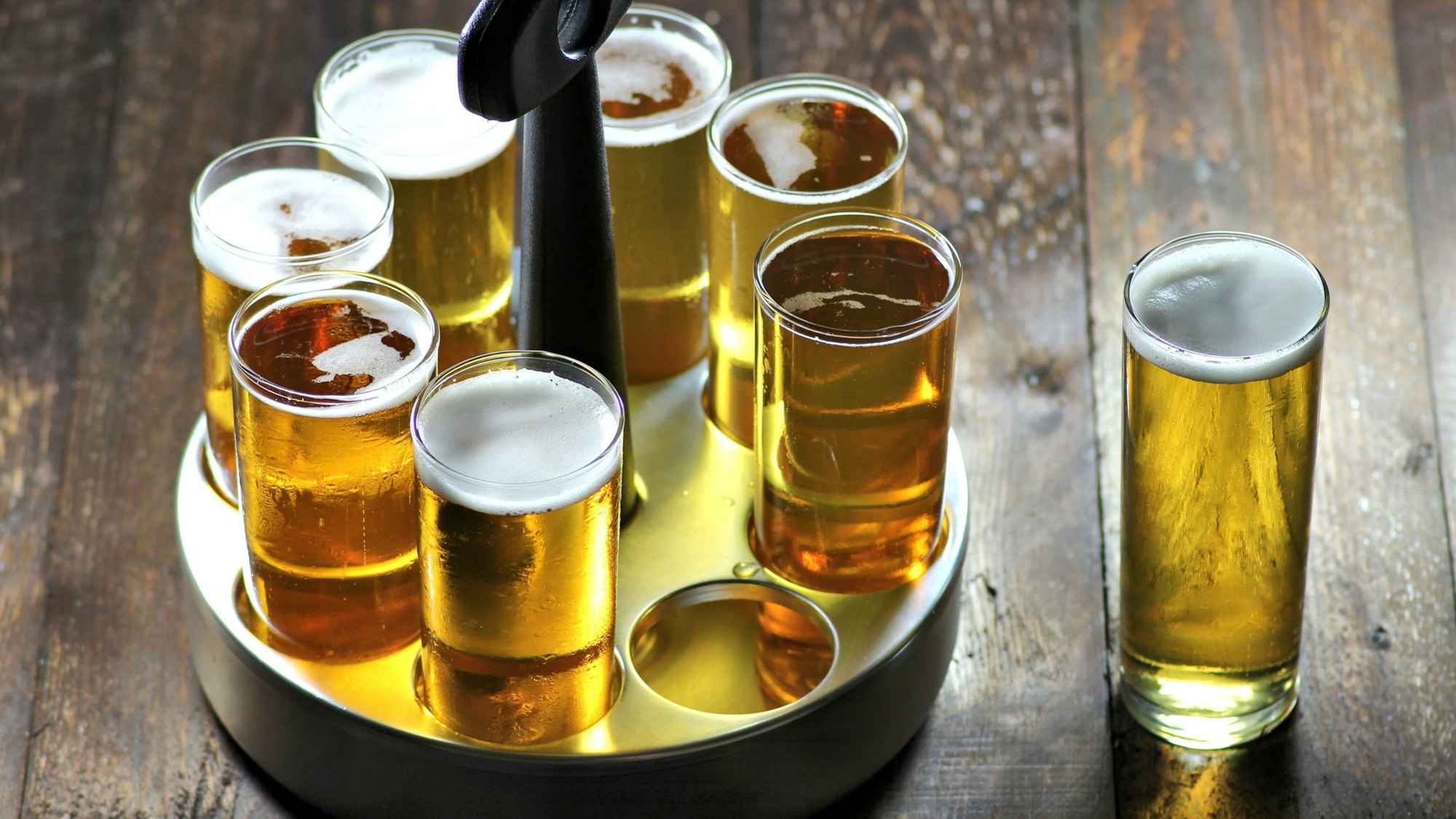 Kölschgläser in einem Kranz