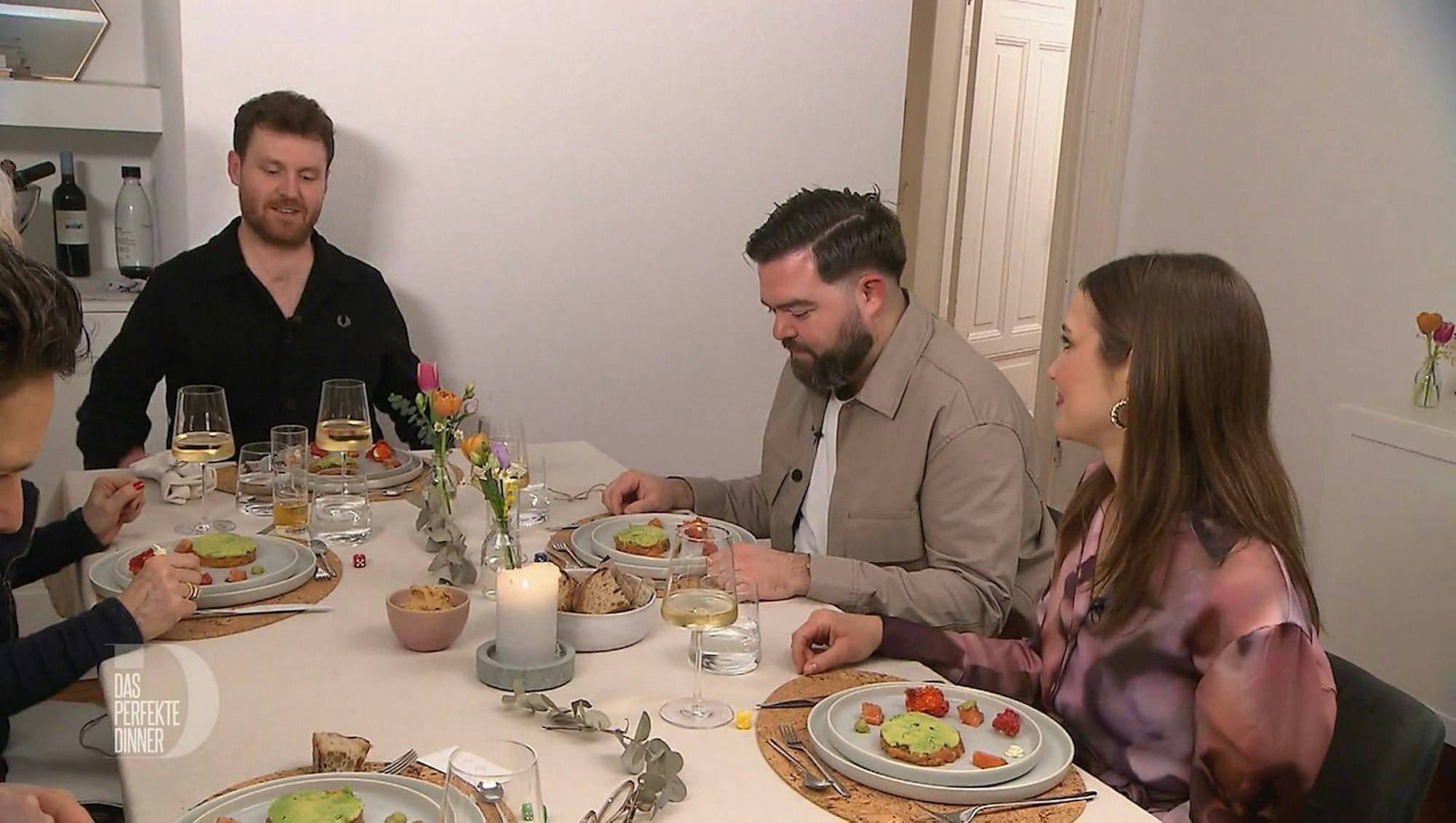 Lena und Pelzi (Mitte) genießen Matthis Vorspeise. (Bild: RTL)