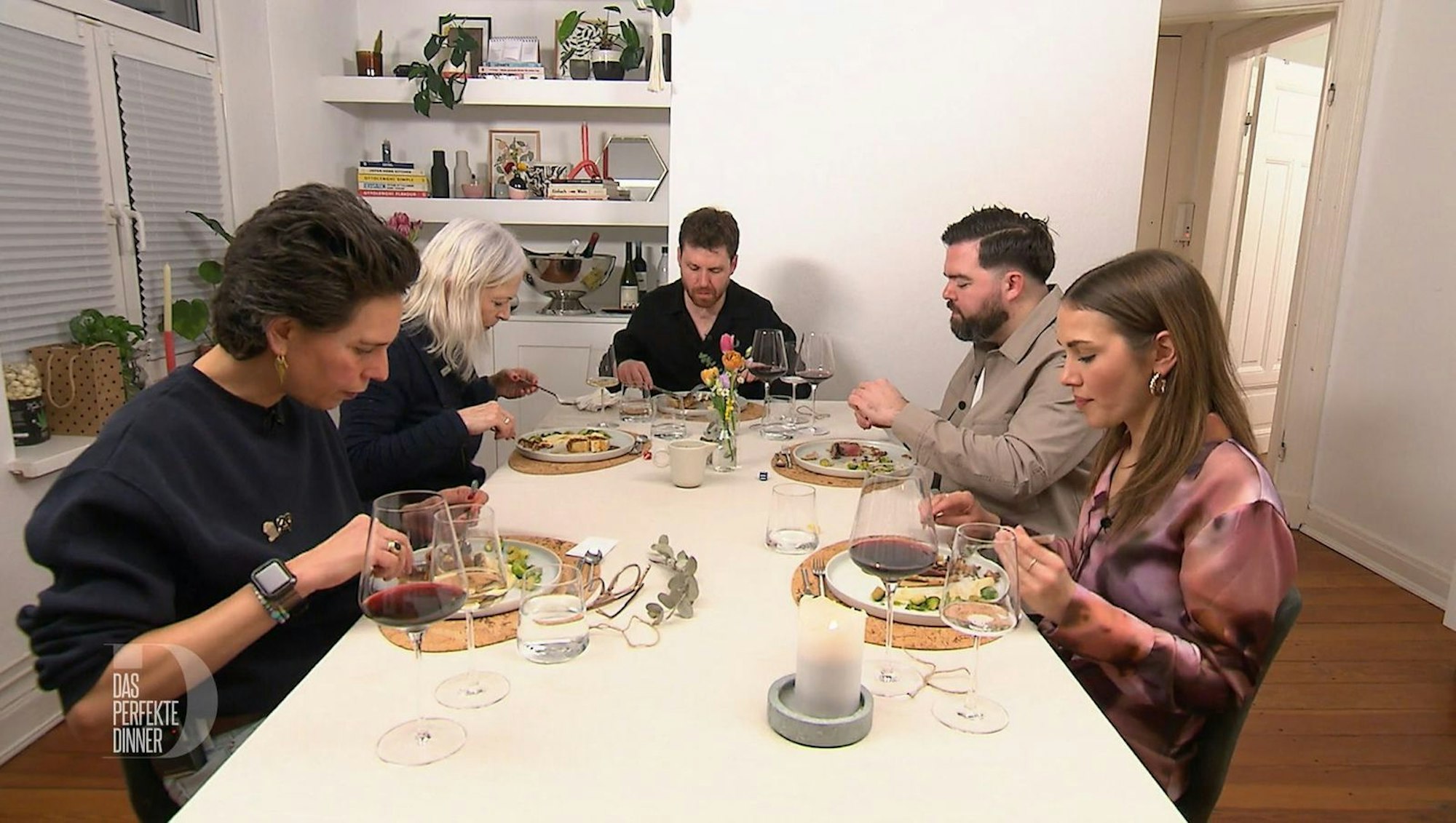 Zum Finale in Hamburg trifft sich die „Dinner“-Truppe bei Matthi in Winterhude. (Bild: RTL)