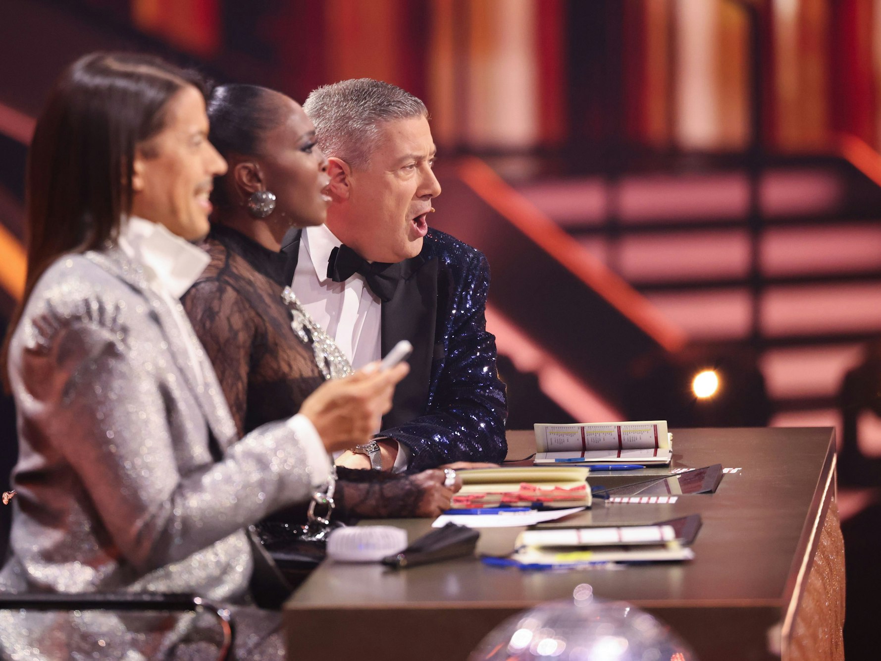 Die Jury – bestehend aus Jorge Gonzalez (l-r), Motsi Mabuse und Joachim Llambi – im Finale der RTL-Tanzshow „Let's Dance“