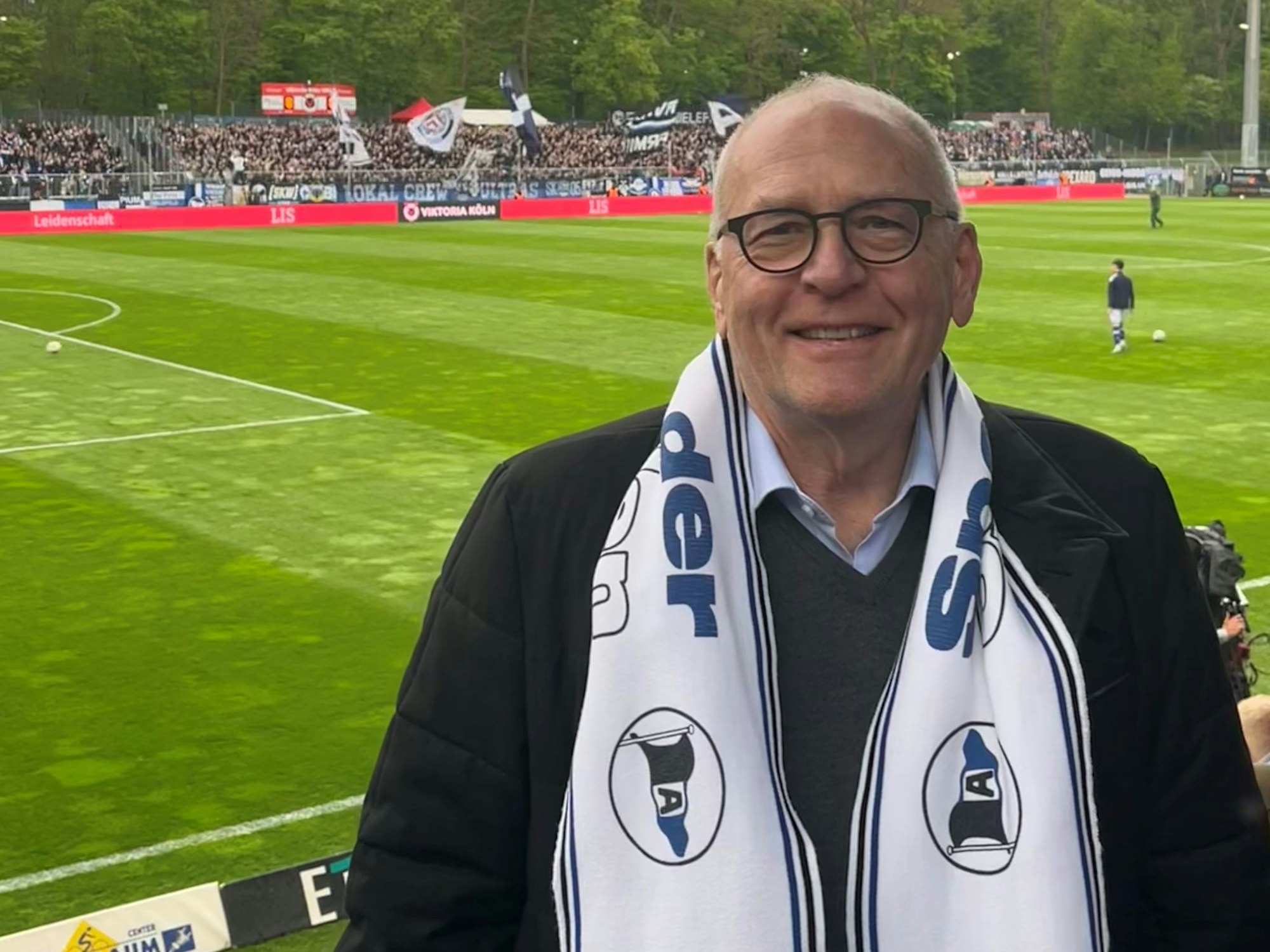 Arminia-Fan Dr. Michael Vesper beim Drittliga-Spiel bei Viktoria Köln