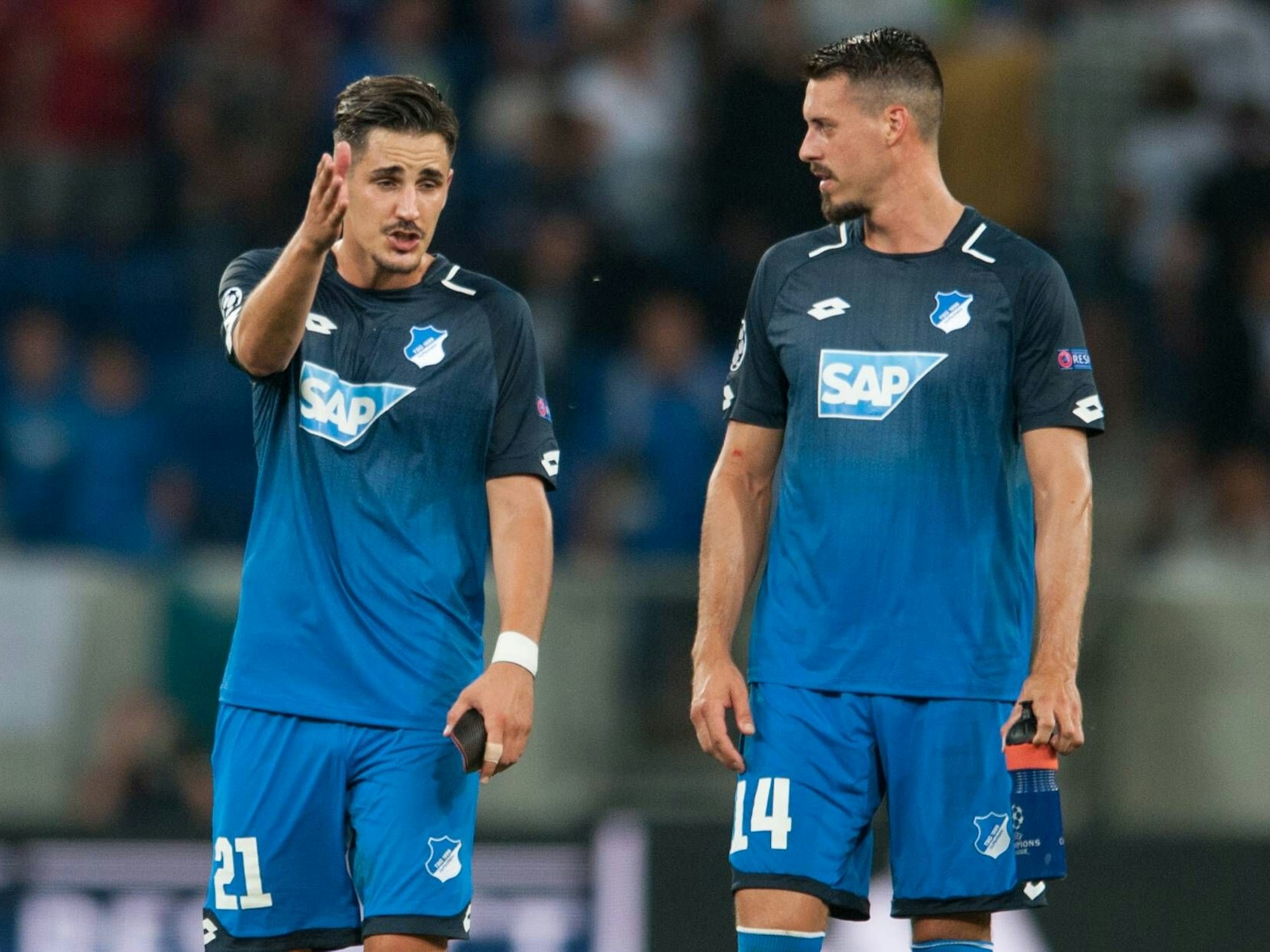 Sandro Wagner und Benjamin Hübner diskutieren als Spieler auf dem Platz.