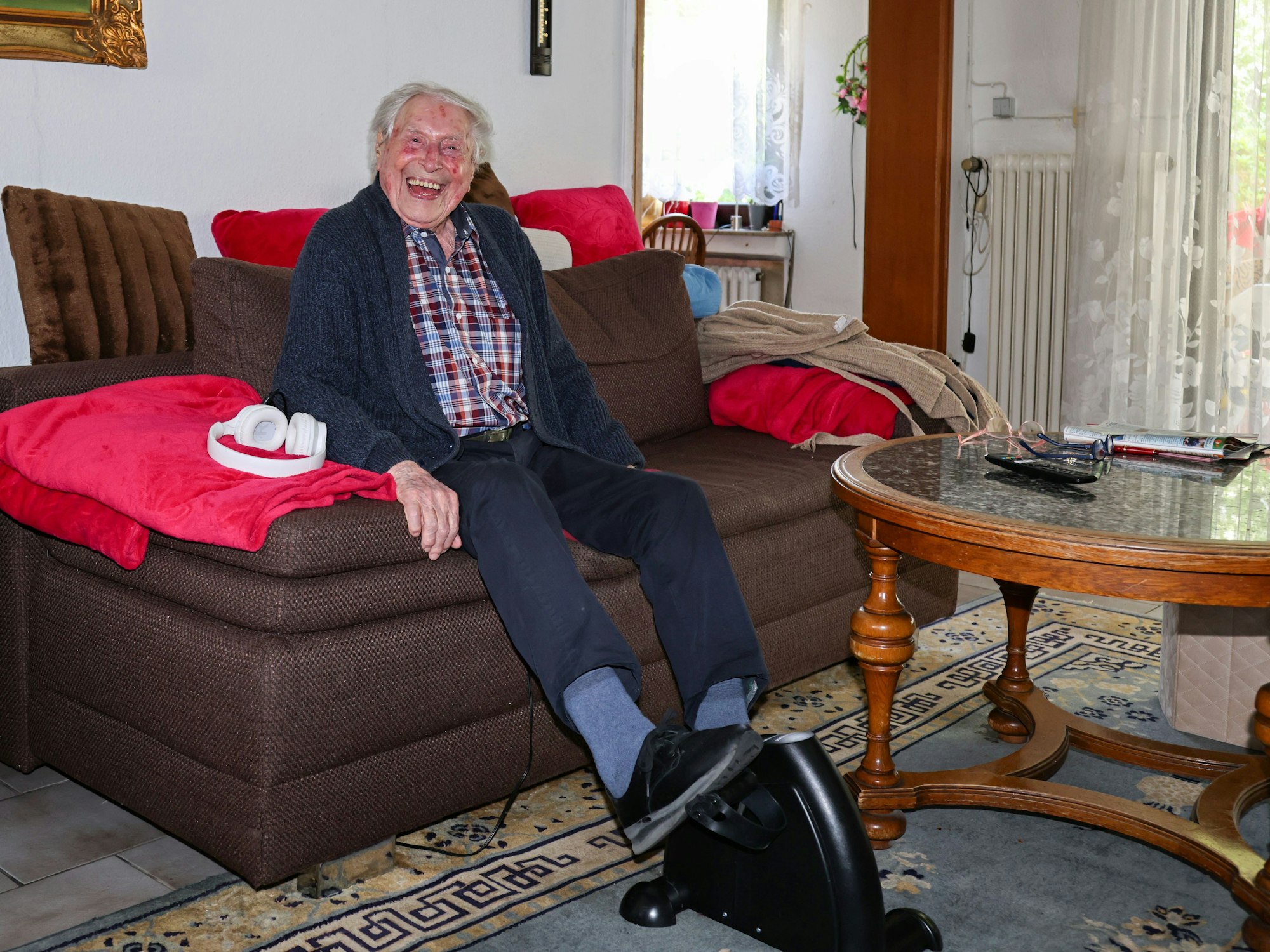 Ludwig Sebus beim Beintraining auf dem Sofa.