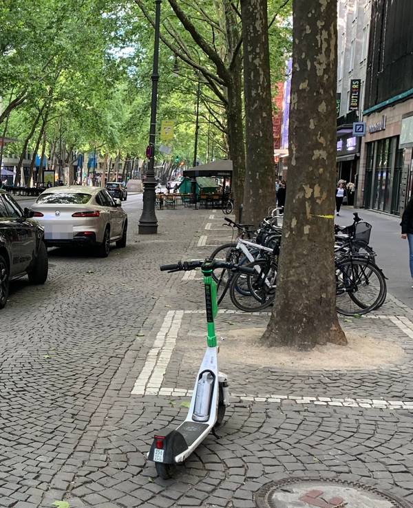 Auf dem Hohenzollernring parken zwei Autos auf dem ehemaligen Radweg.