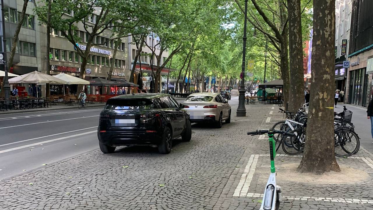 Auf dem Hohenzollernring parken zwei Autos auf dem ehemaligen Radweg.