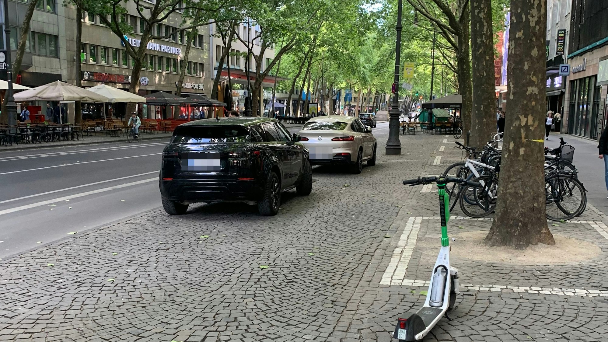 Auf dem Hohenzollernring parken zwei Autos auf dem ehemaligen Radweg.