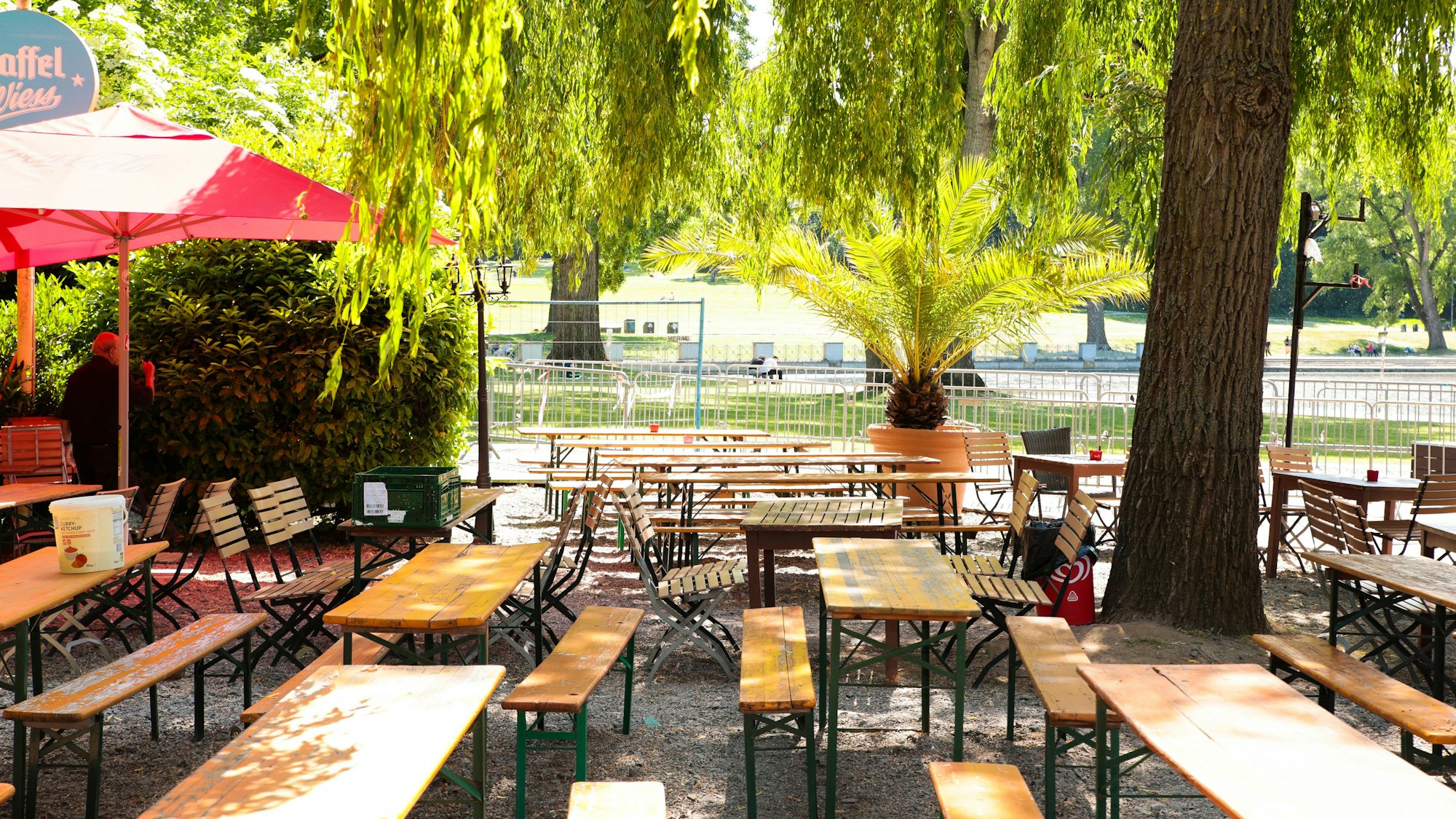 19.05.2025, Köln: Ohne Kölsch könnte es in den Kölner Biergärten bald verdammt leer aussehen.am Aachener Weiher .Foto:Dirk Borm