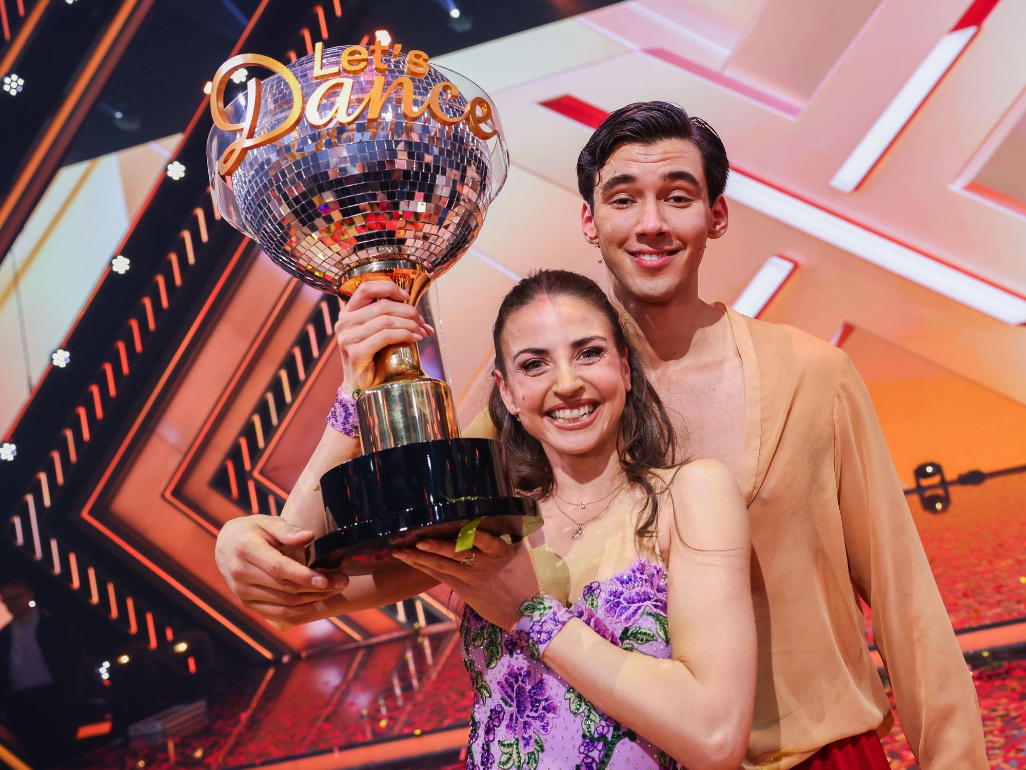 „Let's Dance“-Star Ekaterina Leonova ist in Russland geboren, besitzt jetzt aber die deutsche Staatsbürgerschaft. Das Foto zeigt sie nach ihrem Sieg mit Diego Pooth im Mai 2025.