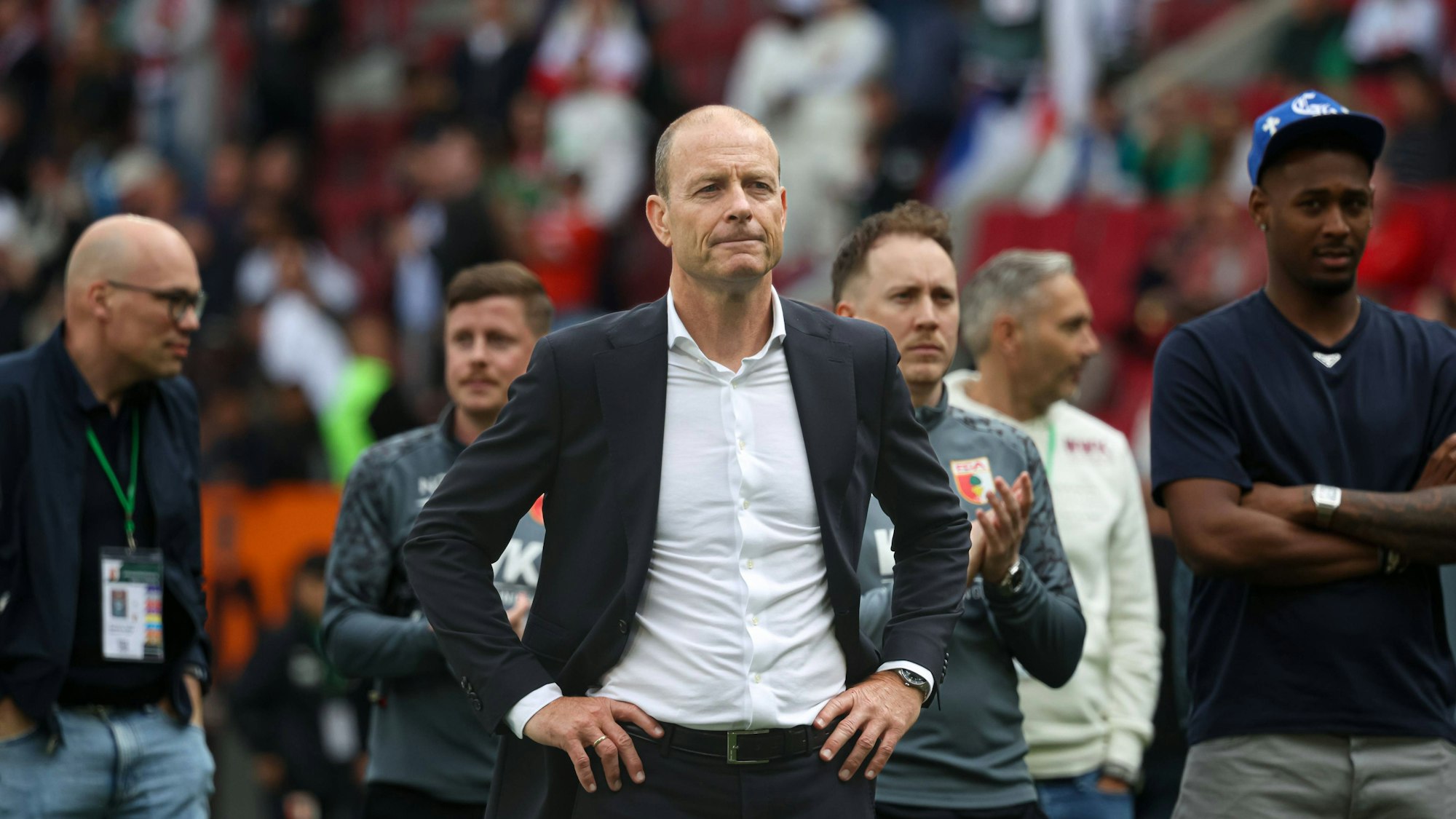 Jess Thorup steht nach einem Spiel enttäuscht auf dem Rasen.