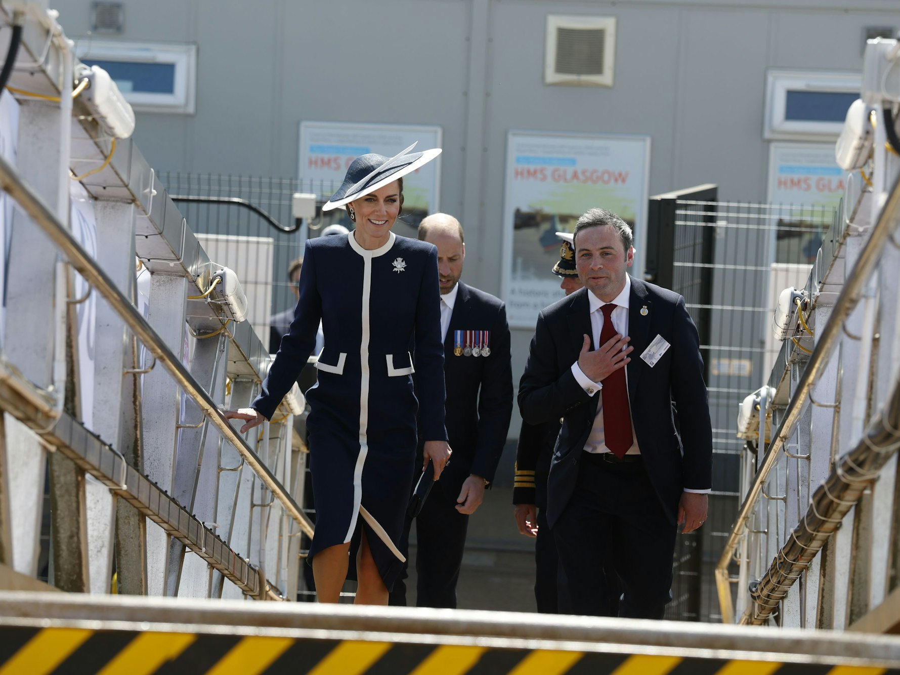 Prinzessin Kate (l) und Prinz William (hinten,l), die in Schottland als Herzog und Herzogin von Rothesay bekannt sind, nehmen an der Taufe der HMS Glasgow in der BAE Systems-Werft teil.