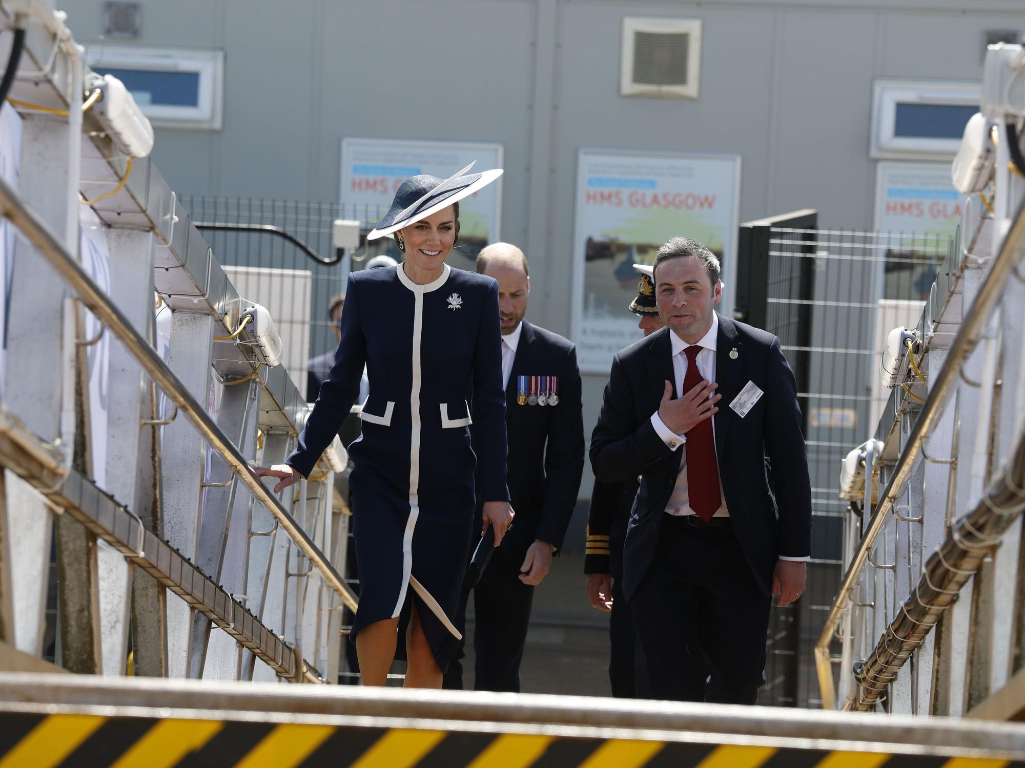 Prinzessin Kate (l) und Prinz William (hinten,l), die in Schottland als Herzog und Herzogin von Rothesay bekannt sind, nehmen an der Taufe der HMS Glasgow in der BAE Systems-Werft teil.