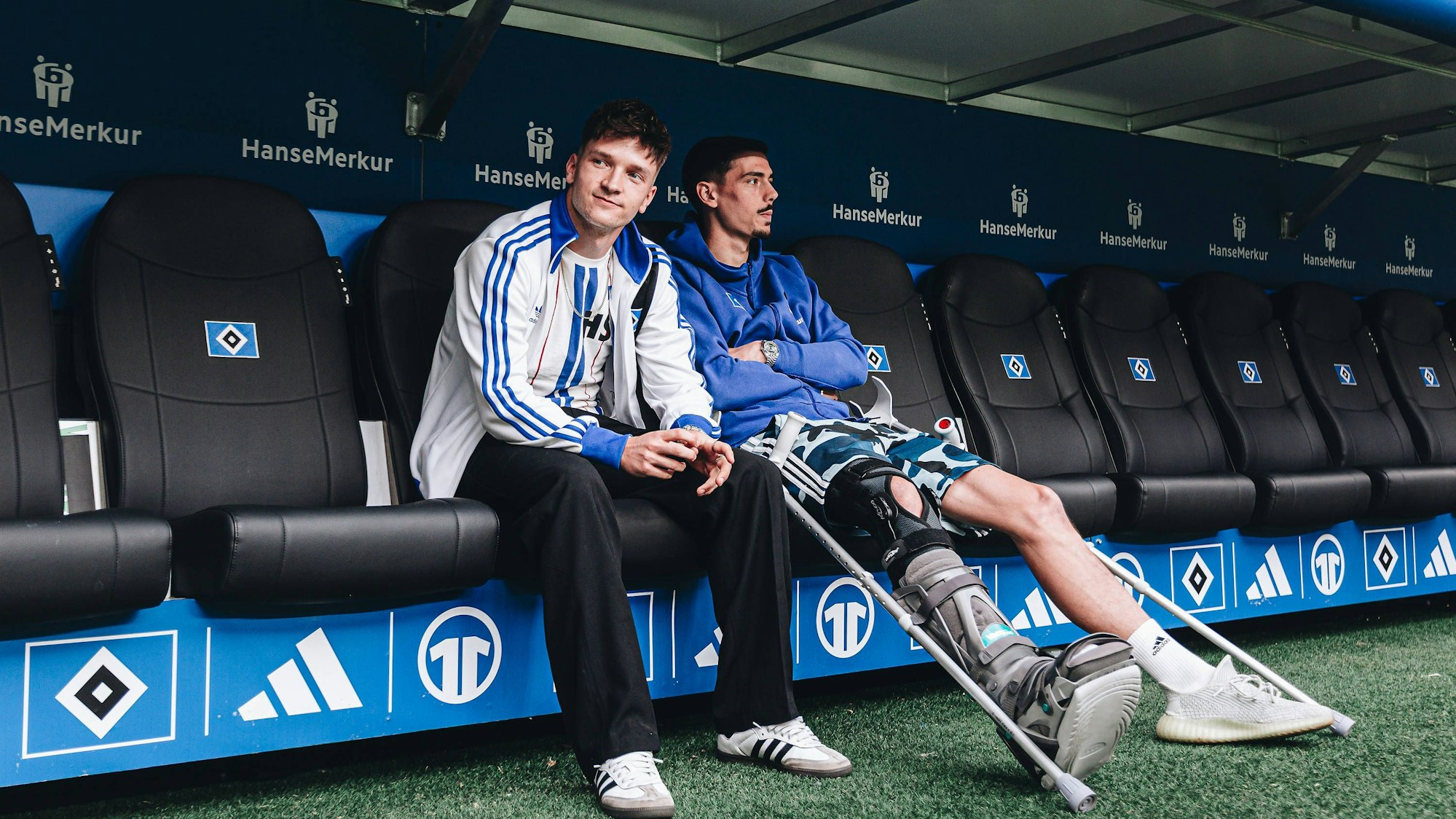 Noah Katterbach und Dennis Hadzikadunic sitzen verletzt auf der Bank.