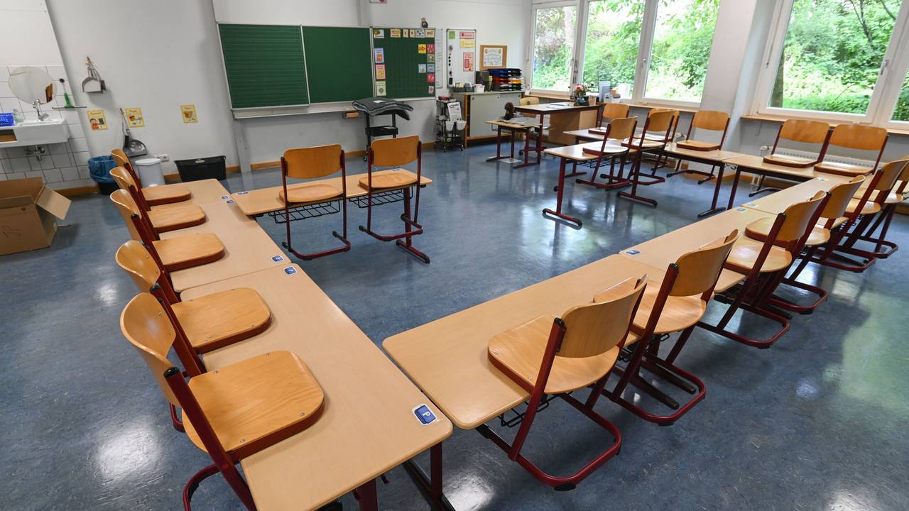 Stühle stehen in einem leeren Klassenzimmer. An mehreren Schulen in NRW sind am Freitag Drohmails eingegangen (Symbolbild).