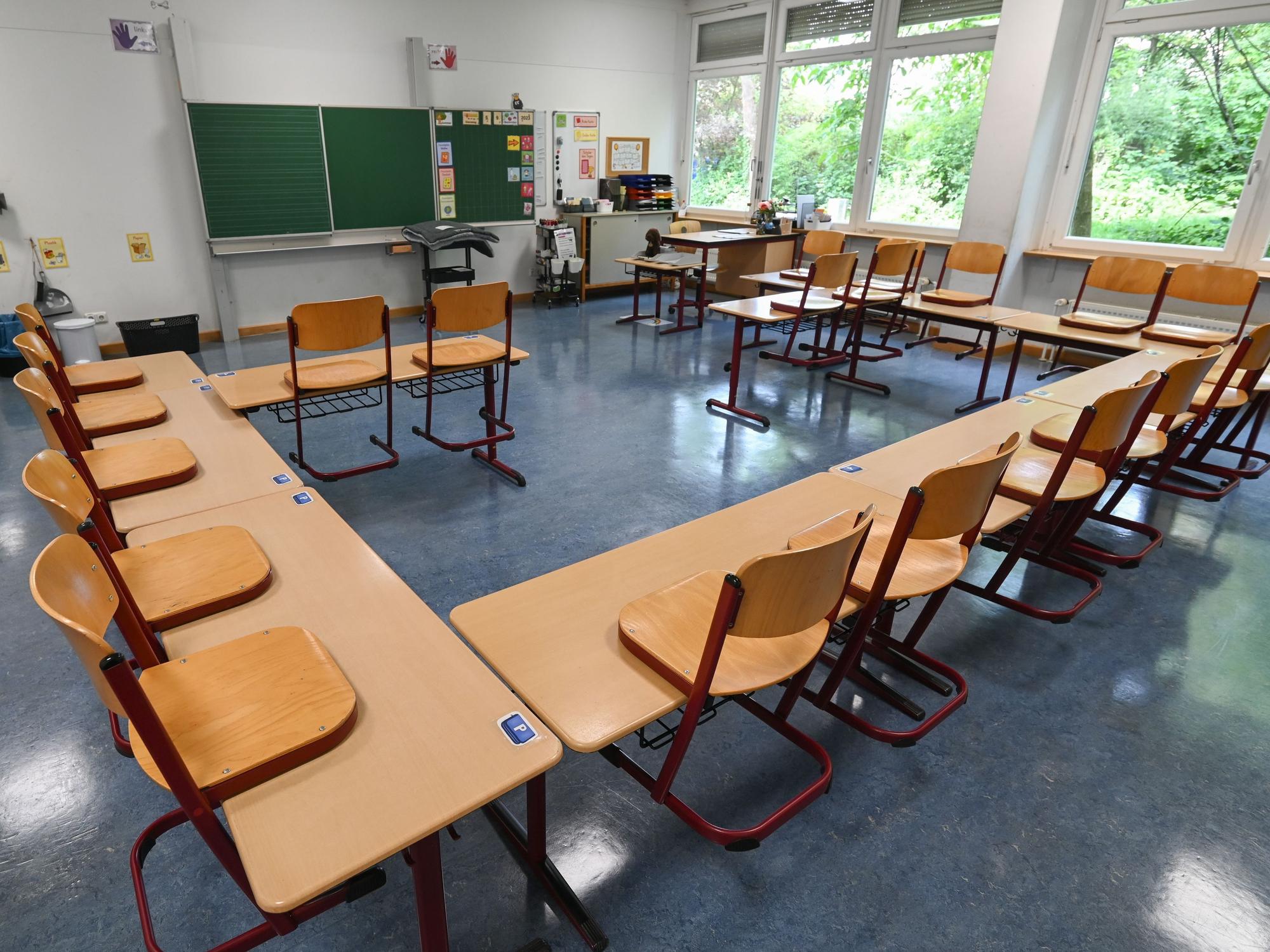 Stühle stehen in einem leeren Klassenzimmer. An mehreren Schulen in NRW sind am Freitag Drohmails eingegangen (Symbolbild).