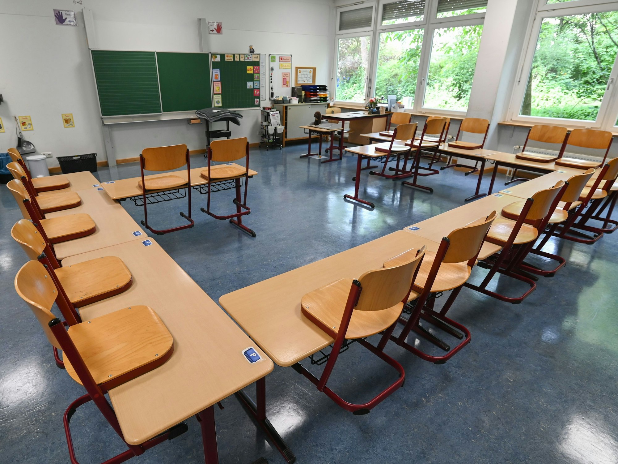 Stühle stehen in einem leeren Klassenzimmer. An mehreren Schulen in NRW sind am Freitag Drohmails eingegangen (Symbolbild).