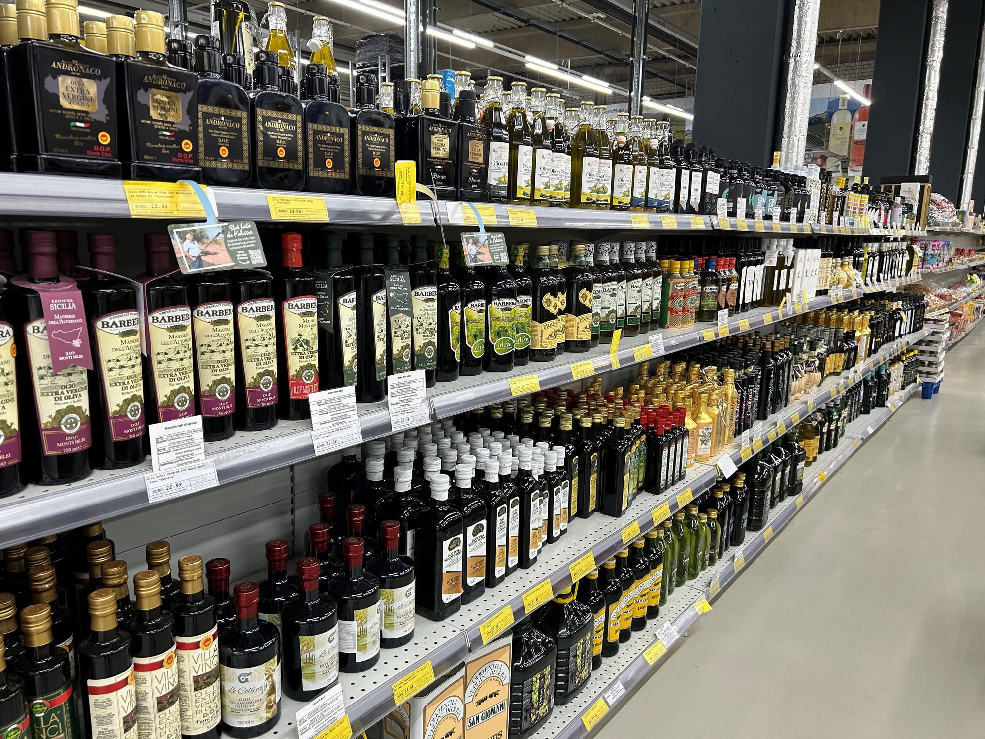 Blick auf die Regale mit Olivenöl im italienischen Markt.