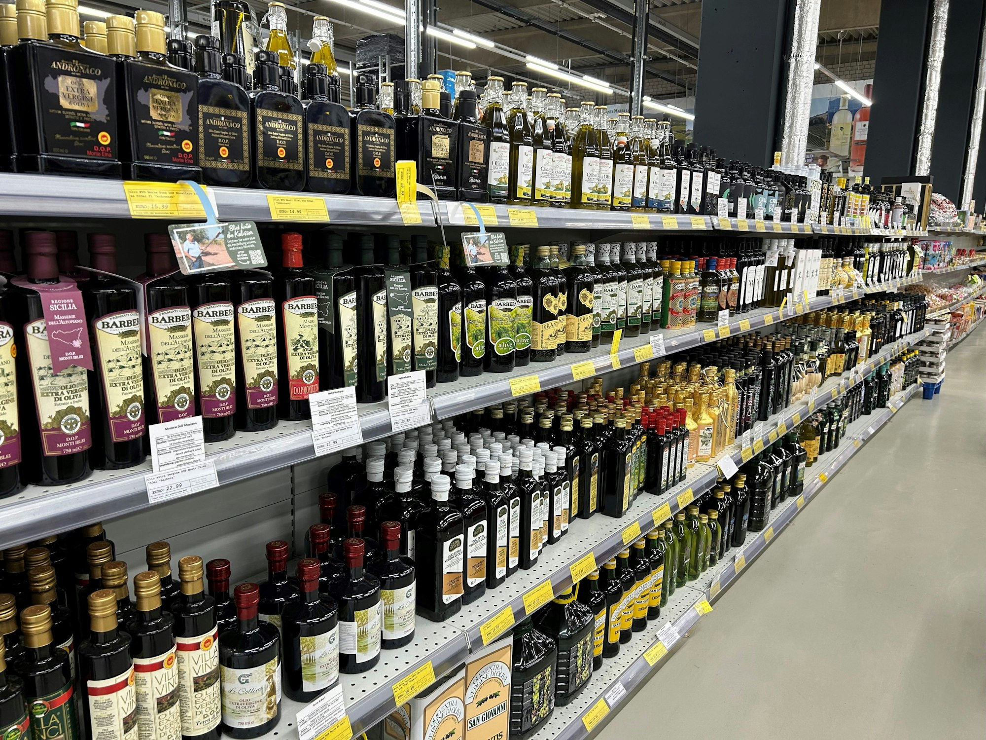 Blick auf die Regale mit Olivenöl im italienischen Markt.