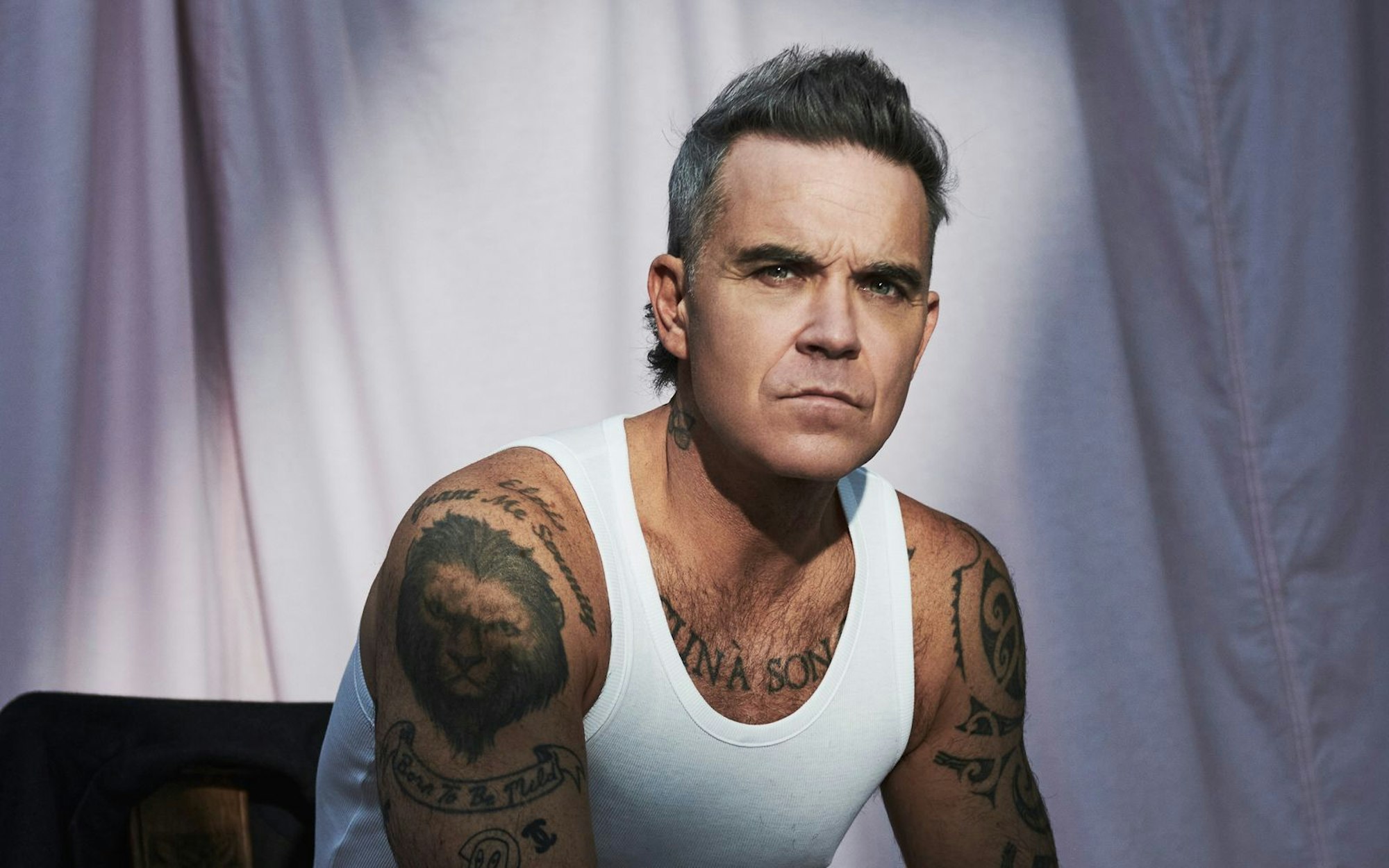 Robbie Williams ist mal wieder eine echte Überraschung gelungen: Auf der neuen Single „Rocket“ zündet er gemeinsam mit Black-Sabbath-Ikone Tony Iommi eine Rock-Rakete. (Bild: Jason Hetherington)