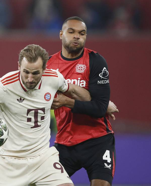 Zweikampf zwischen Harry Kane und Jonathan Tah.