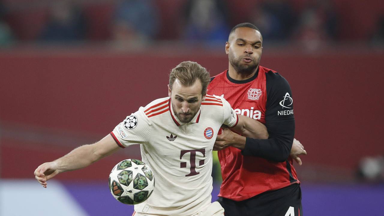 Zweikampf zwischen Harry Kane und Jonathan Tah.
